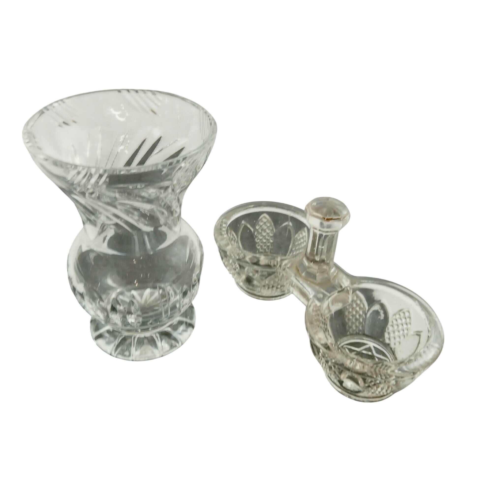 Lot de 2 objets serviteur/petite vase en verre épais/cristal Très bon état - 10,50 € Lot de 2 objets serviteur/petite vase en verre épais/cristal Très bon état reconditionné disponible sur Label Emmaüs