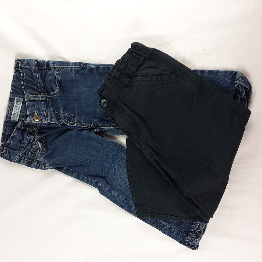 LOT de 2 pantalons "BOUTCHOU" (1 en jean, 1 en toile) — Taille 18 mois. Très bon état - 14,00 € LOT de 2 pantalons "BOUTCHOU" (1 en jean, 1 en toile) — Taille 18 mois. Très bon état reconditionné disponible sur Label Emmaüs