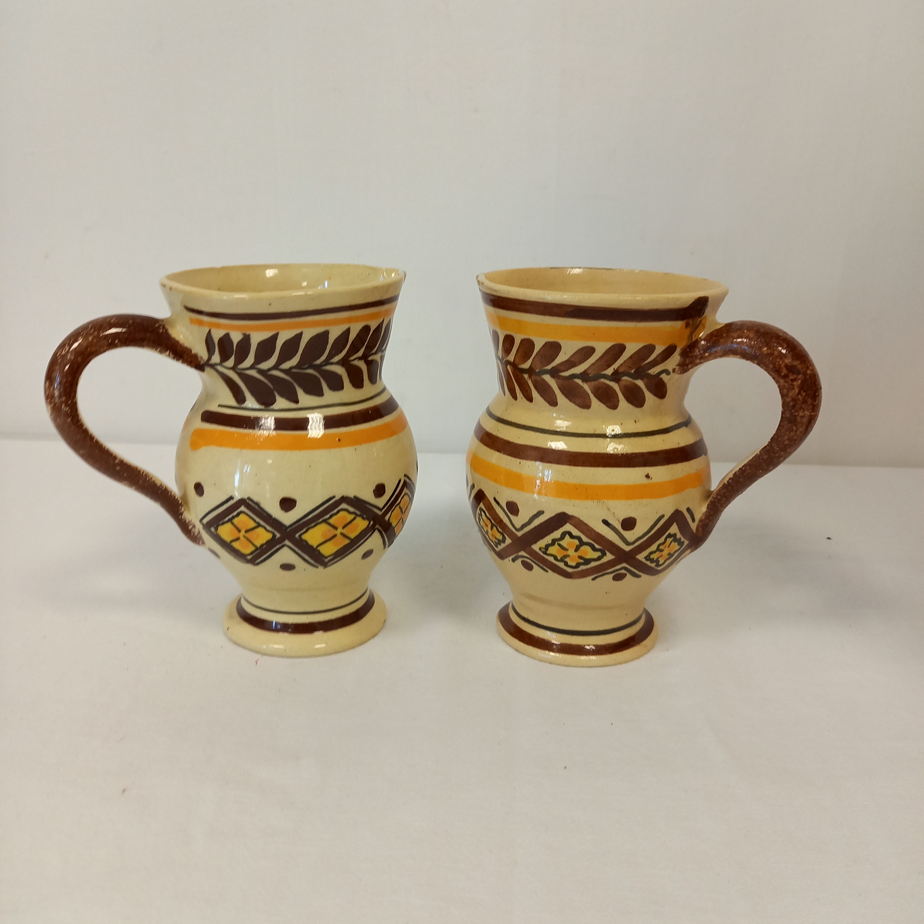 lot de 2 pichet en faience Henriot Quimper Bon état - 20,00 € lot de 2 pichet en faience Henriot Quimper Bon état reconditionné disponible sur Label Emmaüs