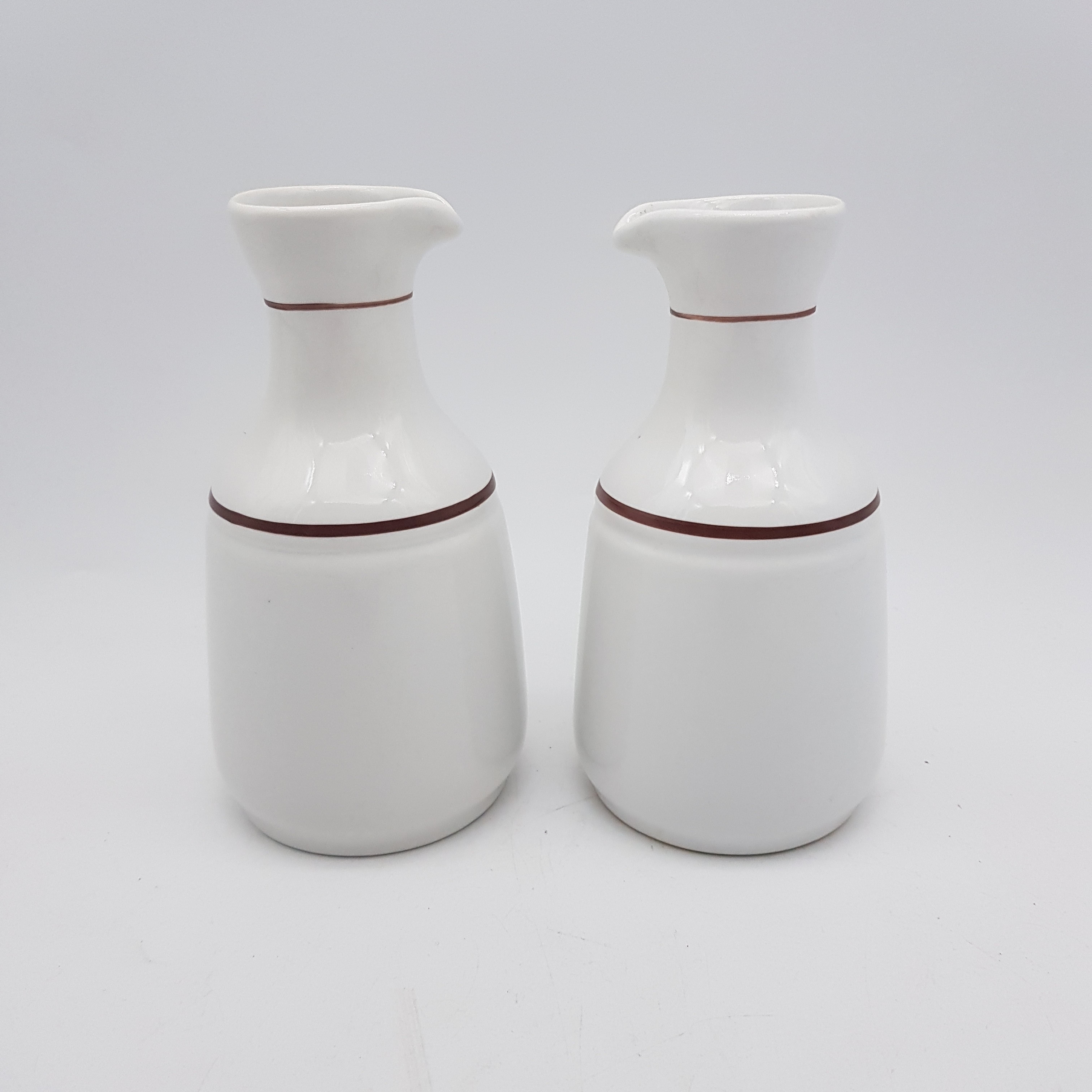 Voir photo 2 de Lot de 2 pichets à condiments en porcelaine - Revol France Lot de 2 pichets à condiments en porcelaine - Revol France reconditionné photo 2