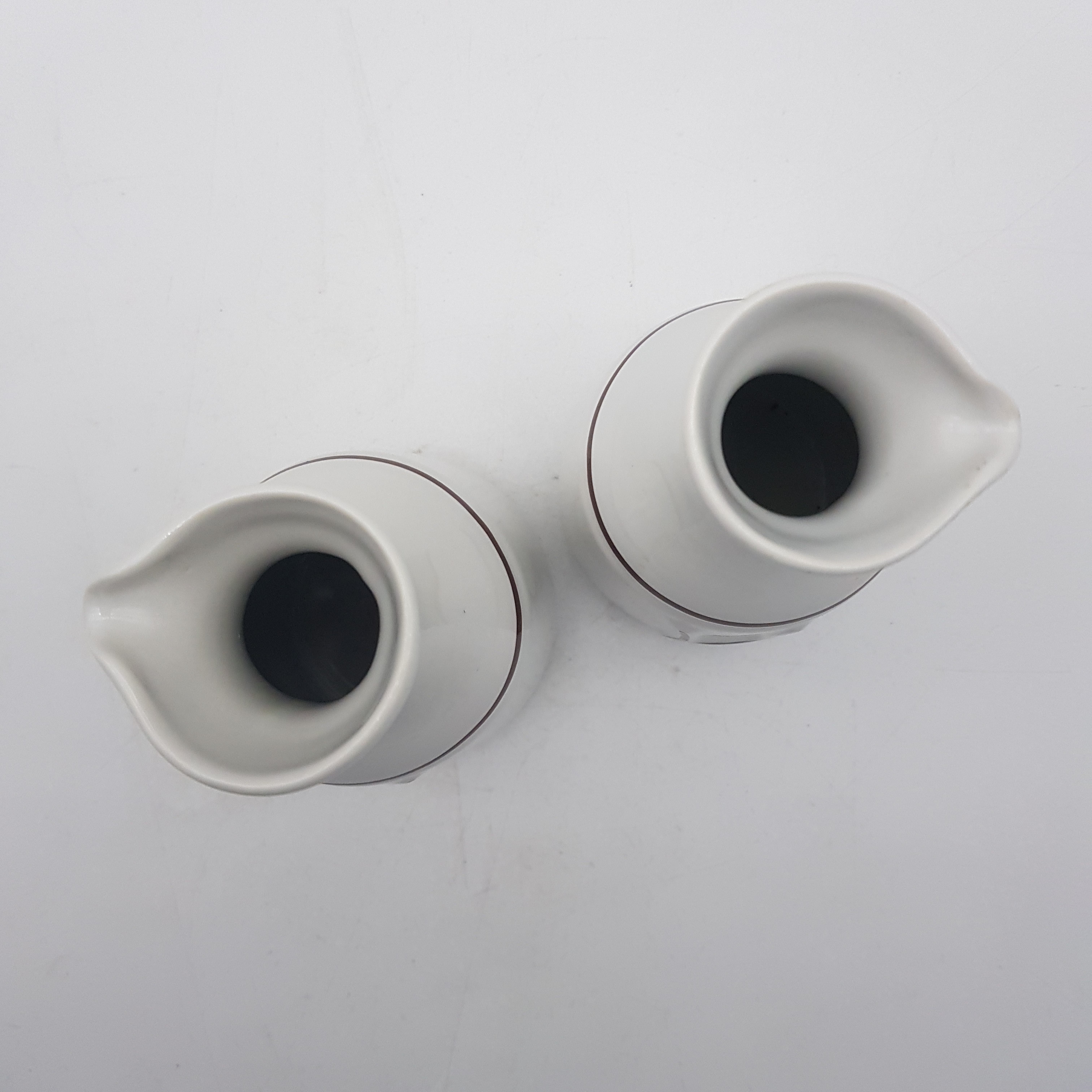 Voir photo 3 de Lot de 2 pichets à condiments en porcelaine - Revol France Lot de 2 pichets à condiments en porcelaine - Revol France reconditionné photo 3