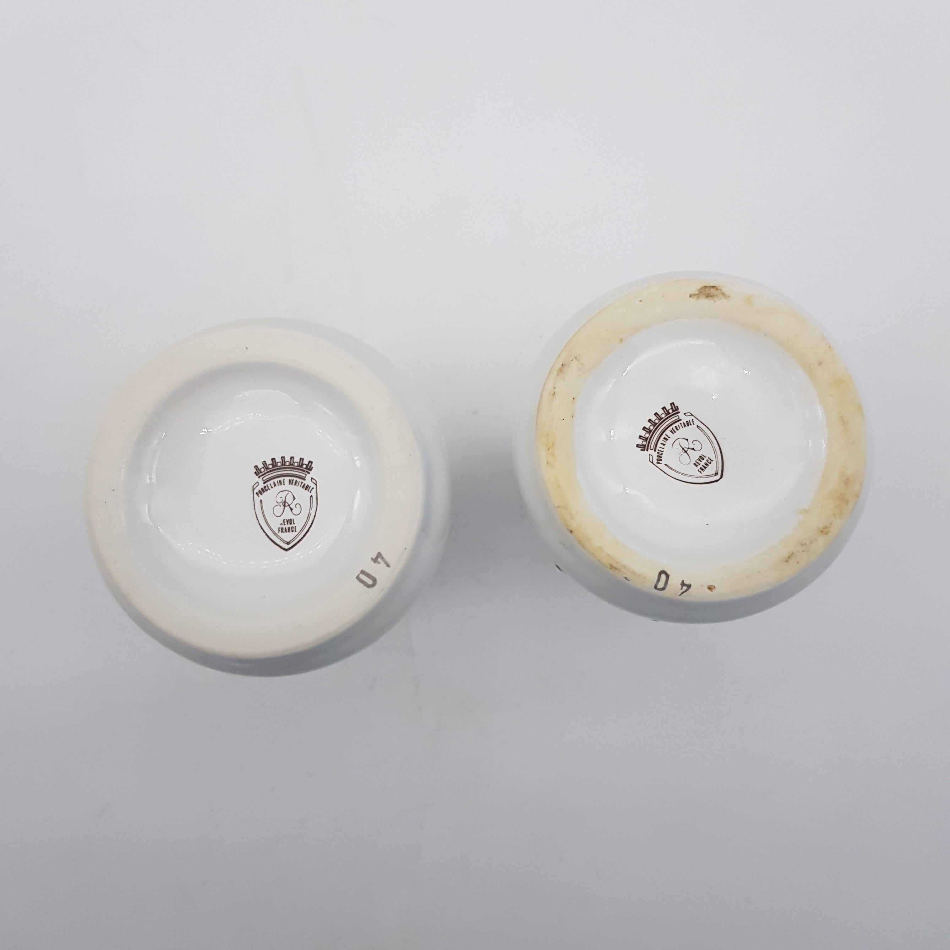 Voir photo 4 de Lot de 2 pichets à condiments en porcelaine - Revol France Lot de 2 pichets à condiments en porcelaine - Revol France reconditionné photo 4