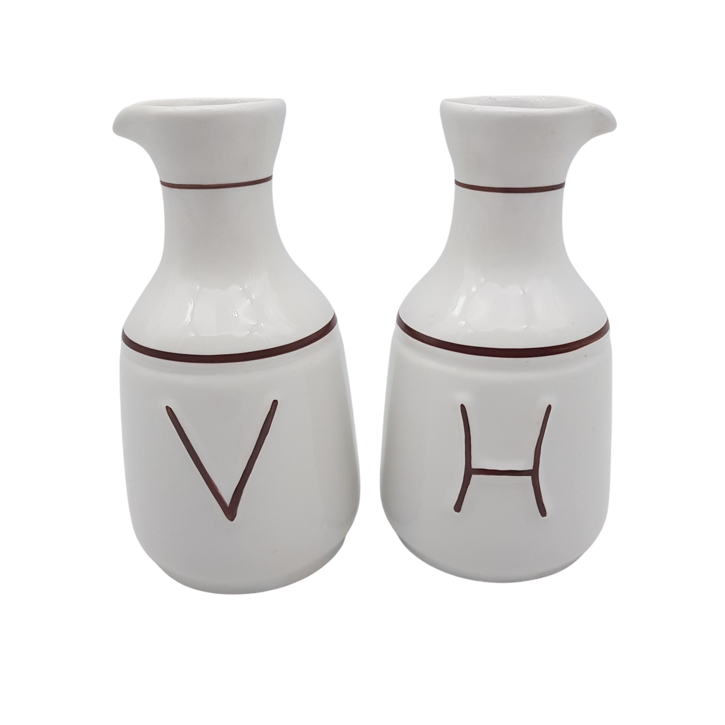 Lot de 2 pichets à condiments en porcelaine - Revol France - 12,00 € Lot de 2 pichets à condiments en porcelaine - Revol France reconditionné disponible sur Label Emmaüs