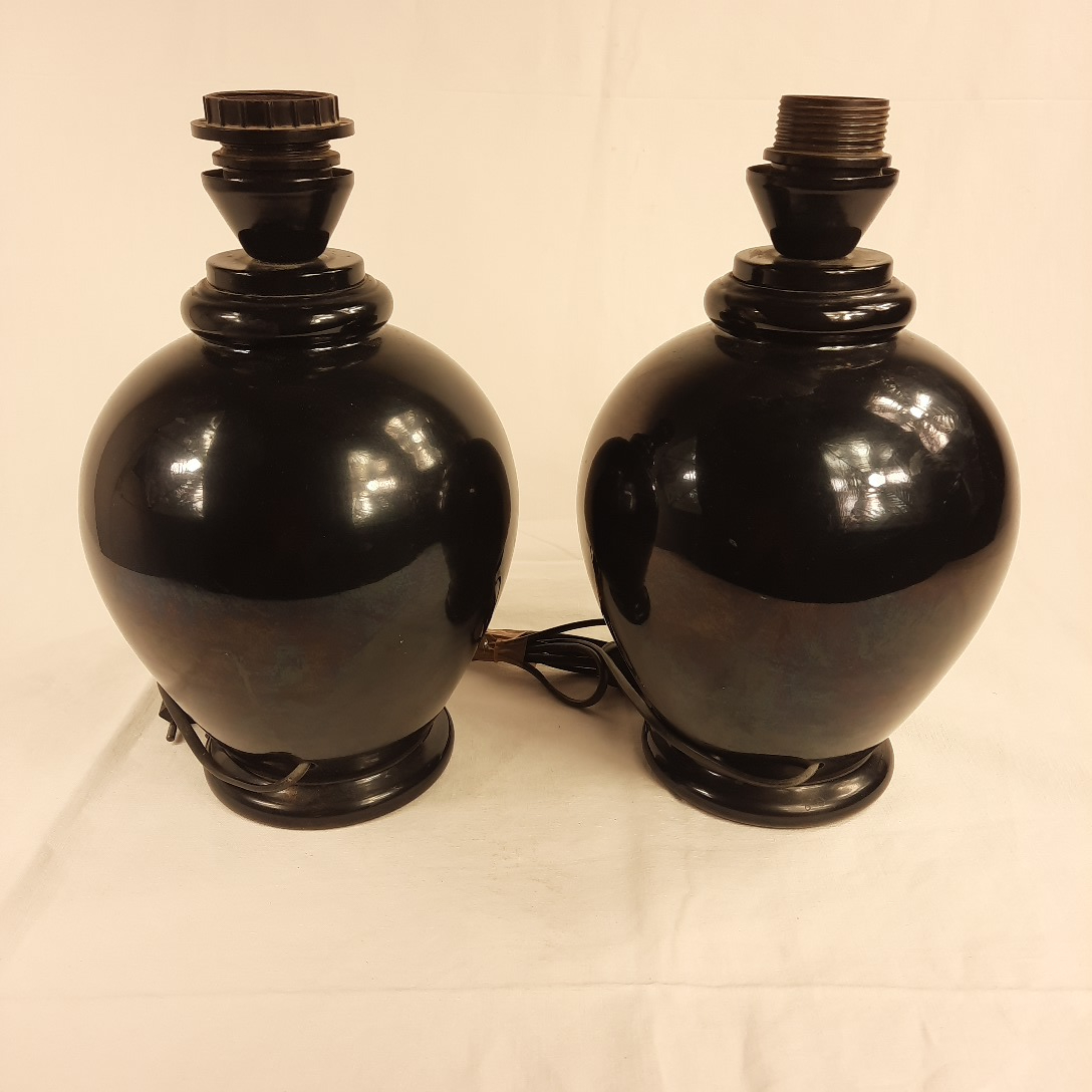 Voir photo 2 de LOT de 2 pieds de lampes classiques "Bout de canapé" en céramique noire avec des décors roses. LOT de 2 pieds de lampes classiques "Bout de canapé" en céramique noire avec des décors roses. Très bon état reconditionné photo 2
