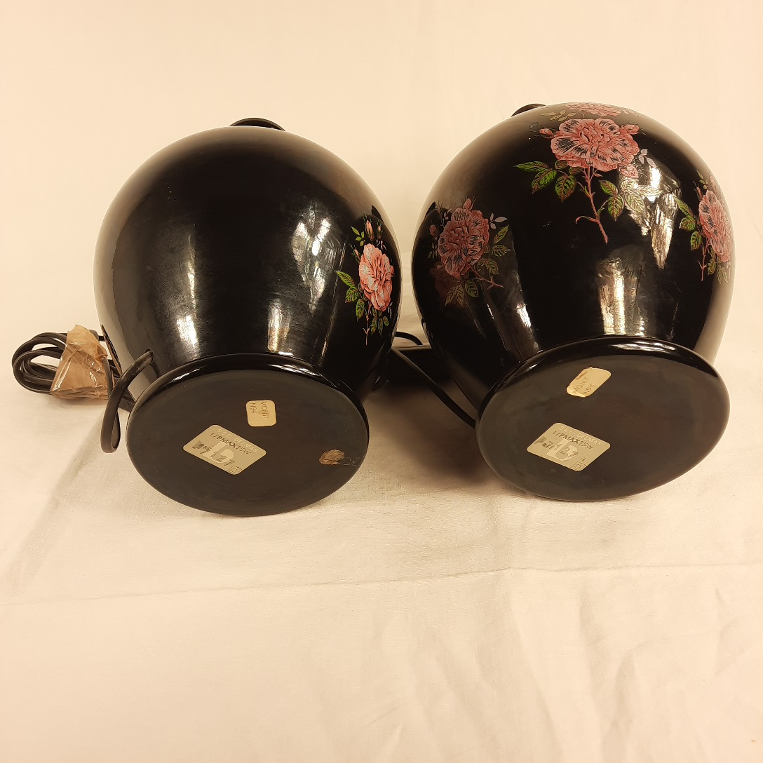 Voir photo 3 de LOT de 2 pieds de lampes classiques "Bout de canapé" en céramique noire avec des décors roses. LOT de 2 pieds de lampes classiques "Bout de canapé" en céramique noire avec des décors roses. Très bon état reconditionné photo 3