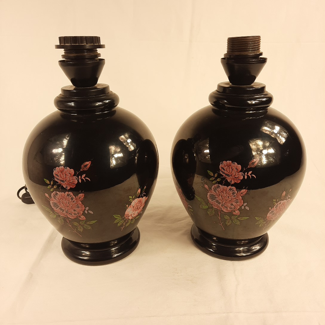 LOT de 2 pieds de lampes classiques "Bout de canapé" en céramique noire avec des décors roses. Très bon état - 30,00 € LOT de 2 pieds de lampes classiques "Bout de canapé" en céramique noire avec des décors roses. Très bon état reconditionné disponible sur Label Emmaüs