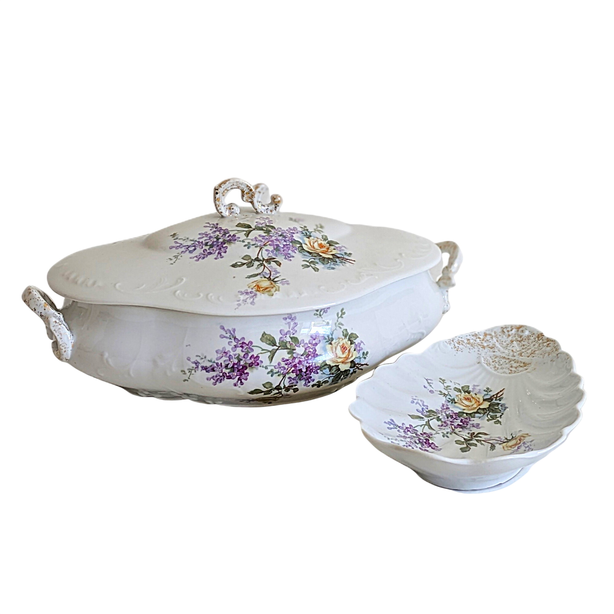 🌸 Lot de 2 plats anciens en faïence décor floral – soupière + plat coquille Très bon état - 22,00 € 🌸 Lot de 2 plats anciens en faïence décor floral – soupière + plat coquille Très bon état reconditionné disponible sur Label Emmaüs