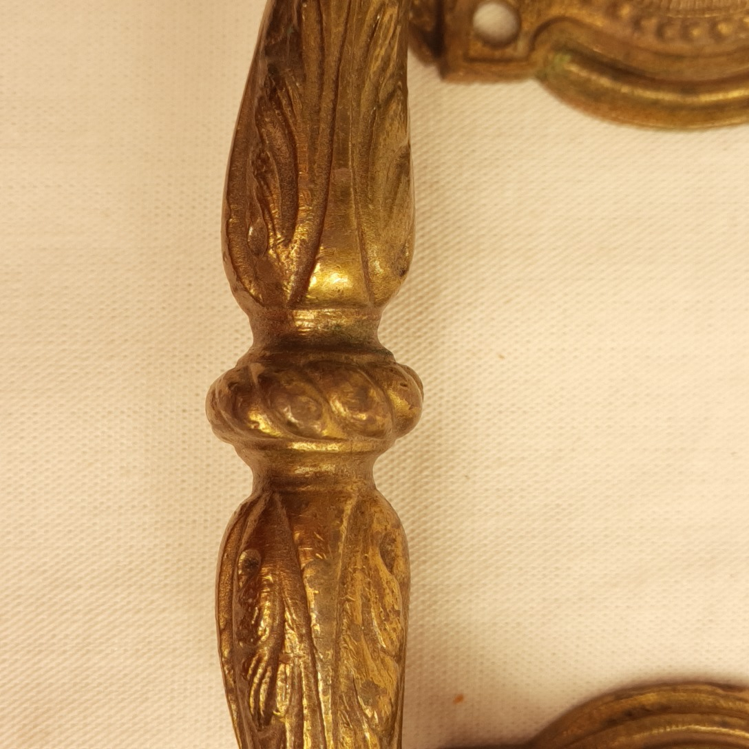 Voir photo 4 de LOT de 2 poignées de commode doré mat vintage de style Louis XVI. LOT de 2 poignées de commode doré mat vintage de style Louis XVI. Très bon état reconditionné photo 4