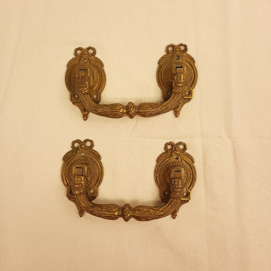 LOT de 2 poignées de commode doré mat vintage de style Louis XVI. Très bon état - 100,00 € LOT de 2 poignées de commode doré mat vintage de style Louis XVI. Très bon état reconditionné disponible sur Label Emmaüs