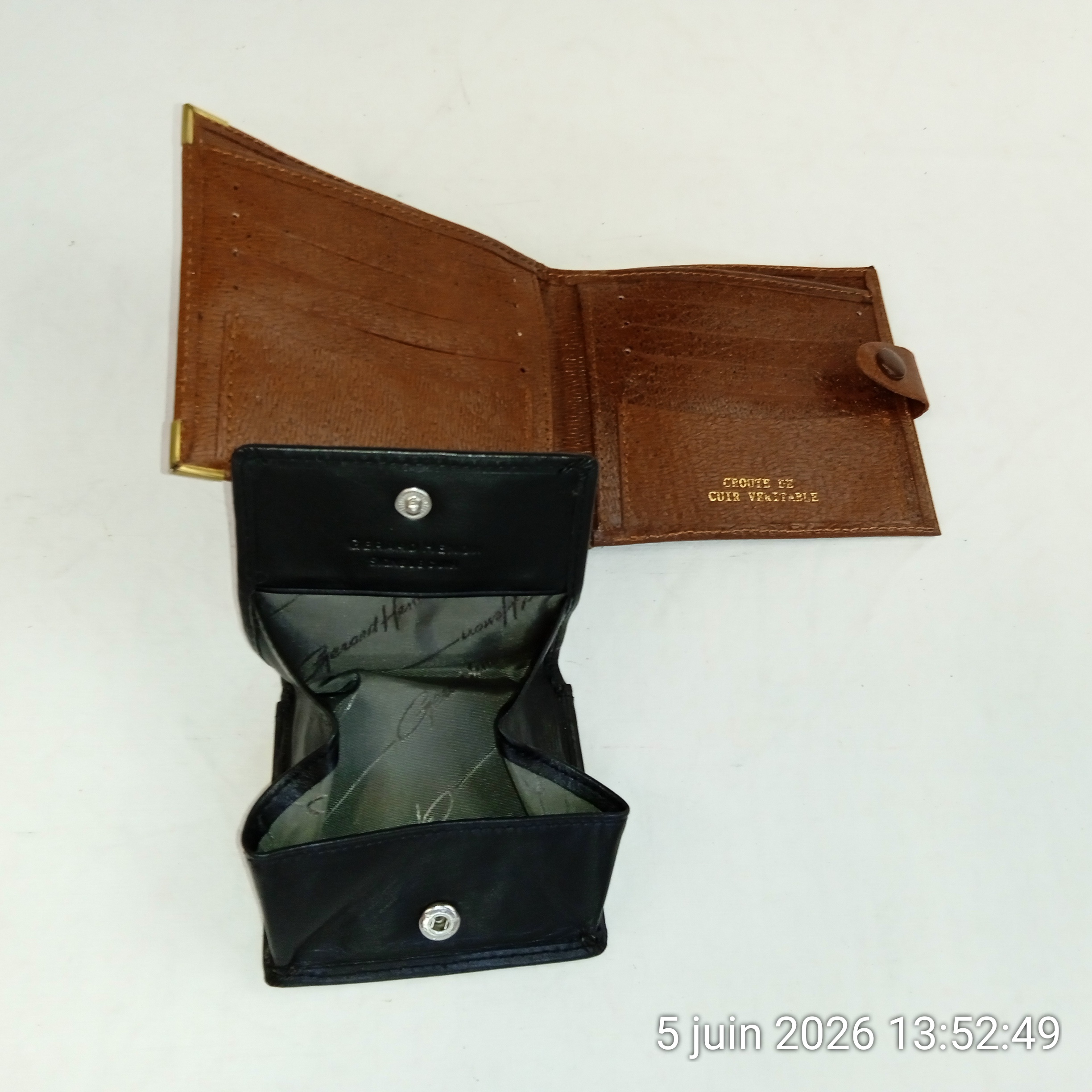 Voir photo 2 de Lot de 2 Porte monnaie en cuir Golf Gerard Henon et croute cuir véritable Lot de 2 Porte monnaie en cuir Golf Gerard Henon et croute cuir véritable Très bon état reconditionné photo 2