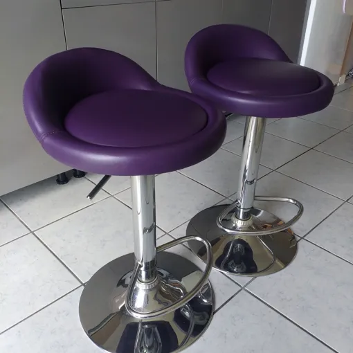 Lot de 2 tabourets de bar moderne en métal avec sièges rembourrés en simili cuir violet Bon état reconditionné disponible sur Rakuten