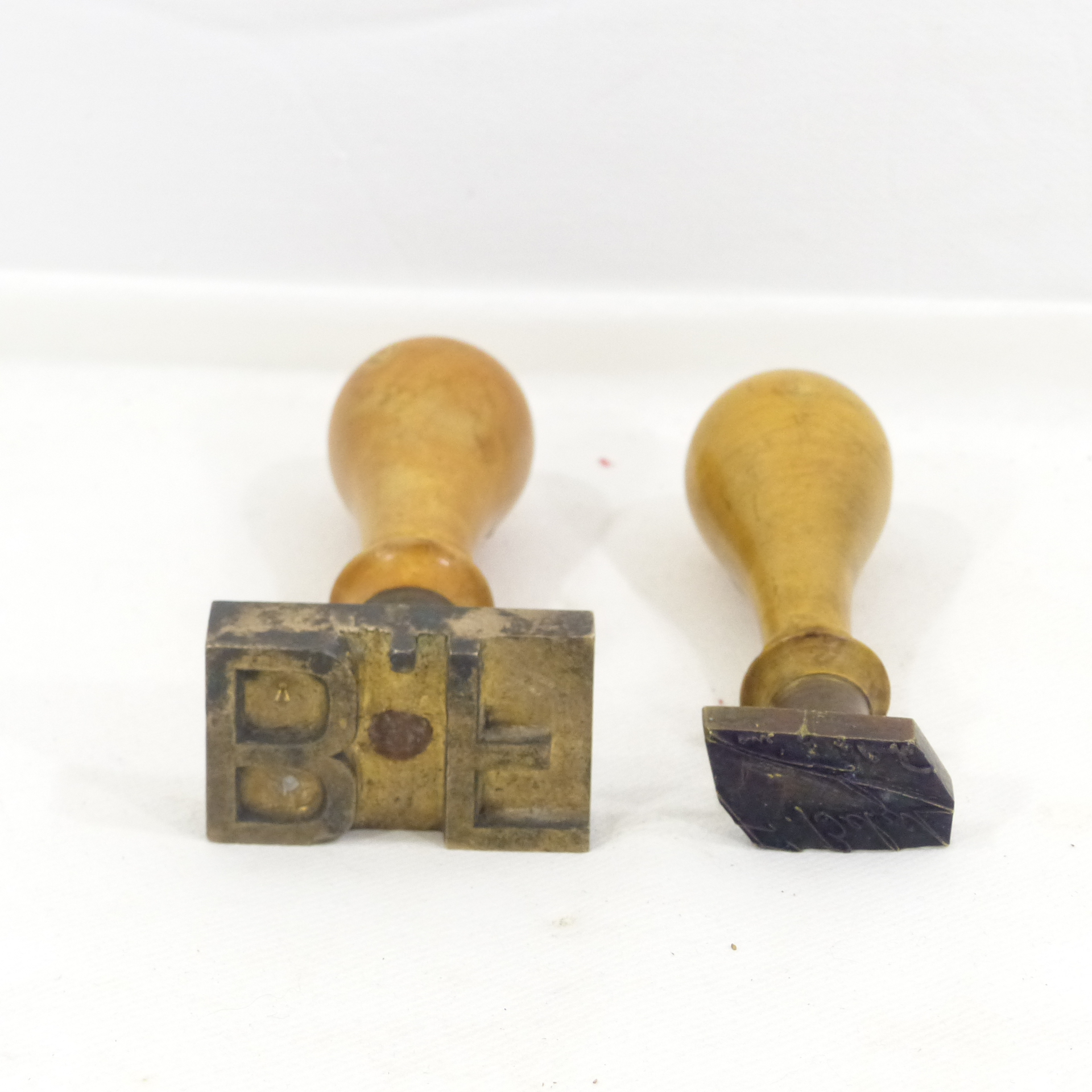Voir photo 7 de Lot de 2 tampons encreurs anciens - Bronze et bois Lot de 2 tampons encreurs anciens - Bronze et bois Bon état reconditionné photo 7