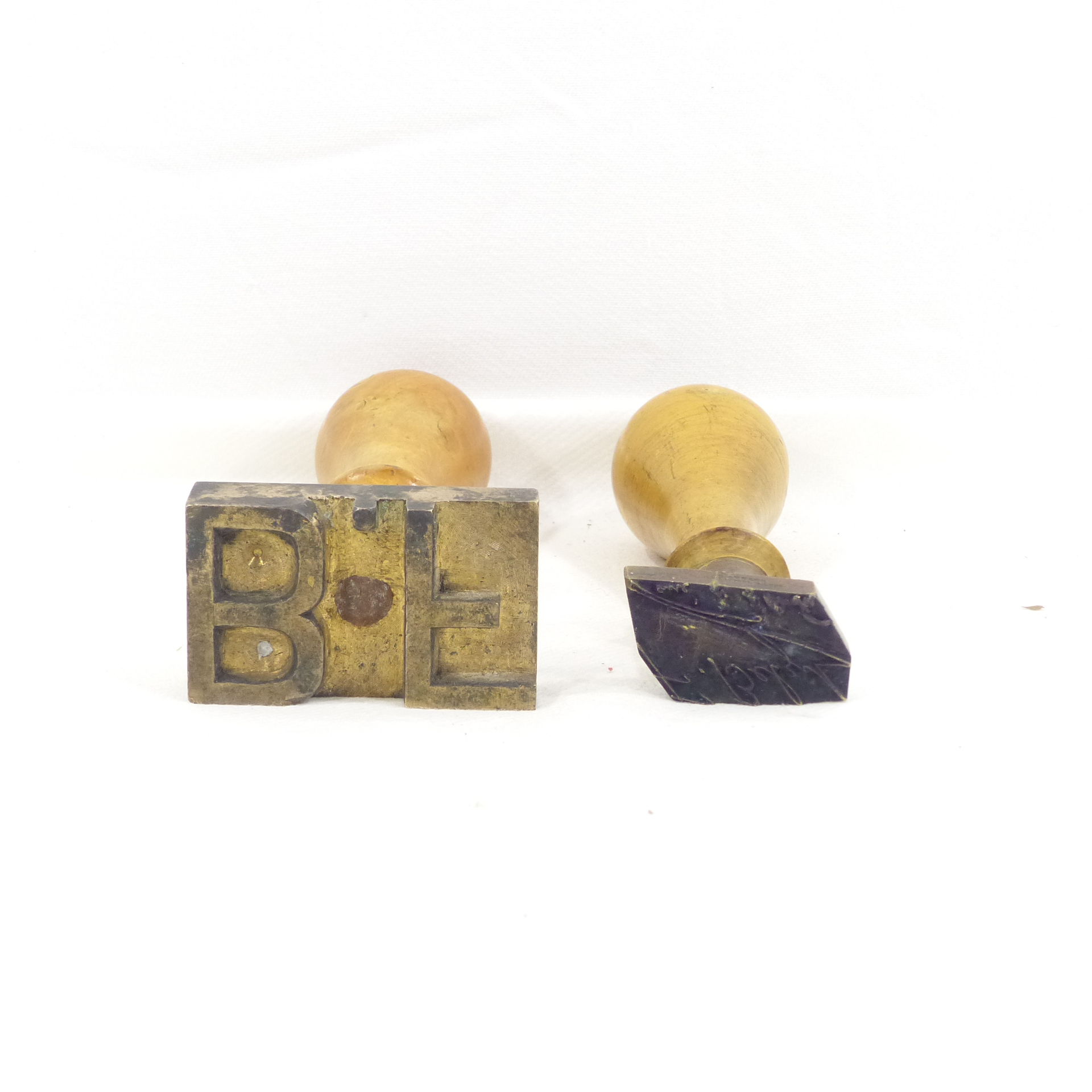Acheter Lot de 2 tampons encreurs anciens - Bronze et bois Bon état - 10,00 € Lot de 2 tampons encreurs anciens - Bronze et bois Bon état reconditionné disponible sur Label Emmaüs