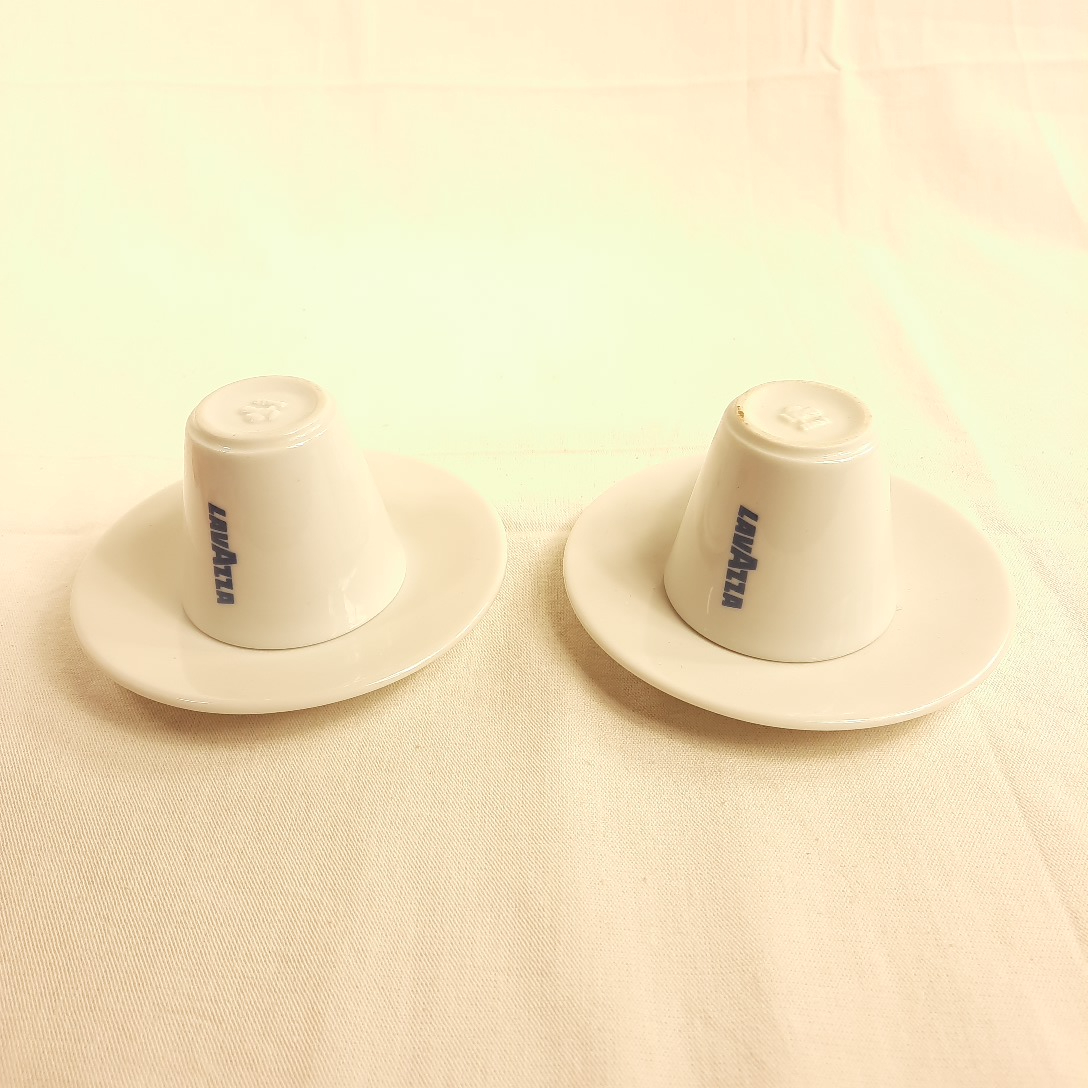 Voir photo 2 de Lot de 2 tasses à café avec ses soucoupes "LAVAZZA" en porcelaine blanche Lot de 2 tasses à café avec ses soucoupes "LAVAZZA" en porcelaine blanche Très bon état reconditionné photo 2