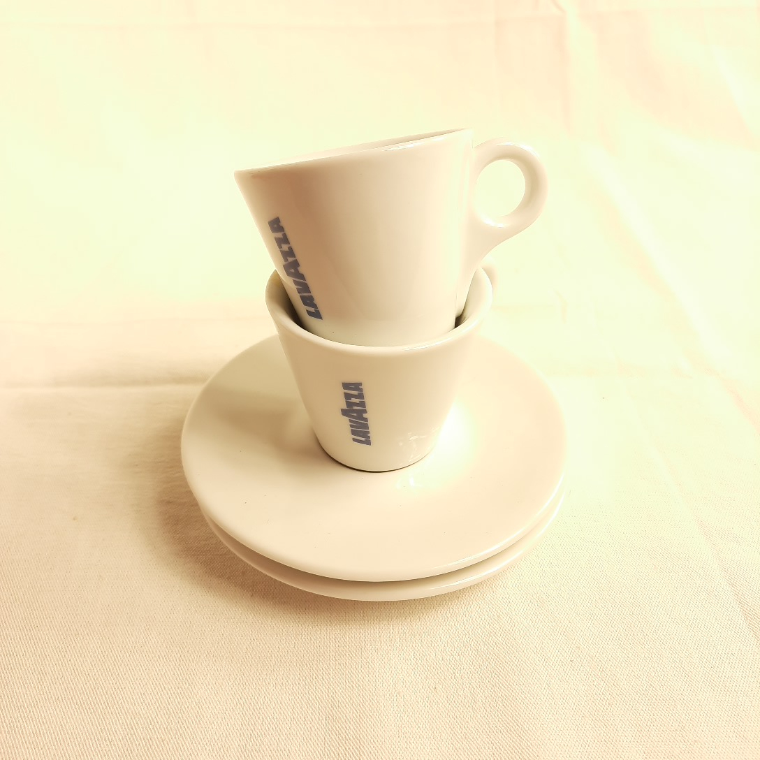 Voir photo 3 de Lot de 2 tasses à café avec ses soucoupes "LAVAZZA" en porcelaine blanche Lot de 2 tasses à café avec ses soucoupes "LAVAZZA" en porcelaine blanche Très bon état reconditionné photo 3