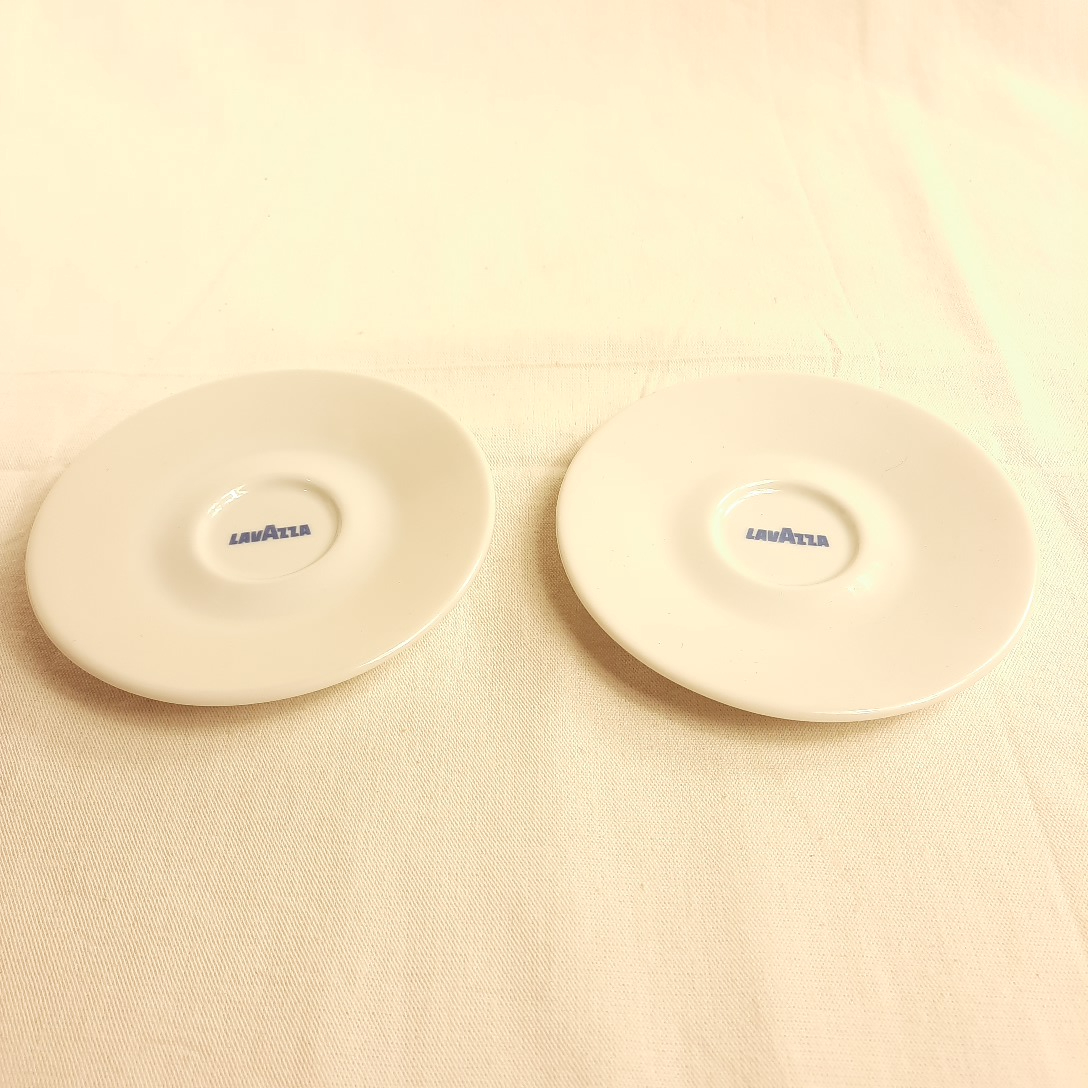 Voir photo 4 de Lot de 2 tasses à café avec ses soucoupes "LAVAZZA" en porcelaine blanche Lot de 2 tasses à café avec ses soucoupes "LAVAZZA" en porcelaine blanche Très bon état reconditionné photo 4