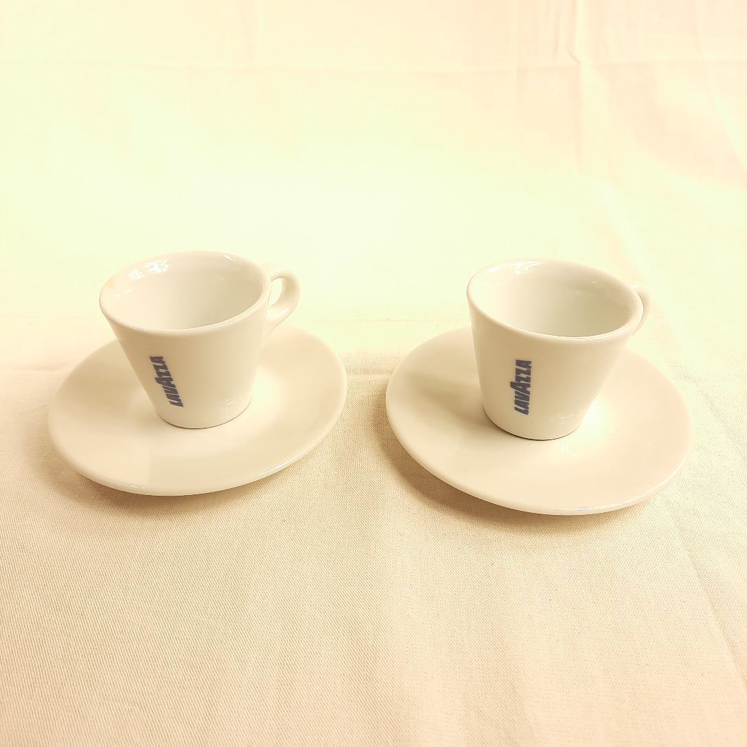 Acheter Lot de 2 tasses à café avec ses soucoupes "LAVAZZA" en porcelaine blanche Très bon état - 12,00 € Lot de 2 tasses à café avec ses soucoupes "LAVAZZA" en porcelaine blanche Très bon état reconditionné disponible sur Label Emmaüs