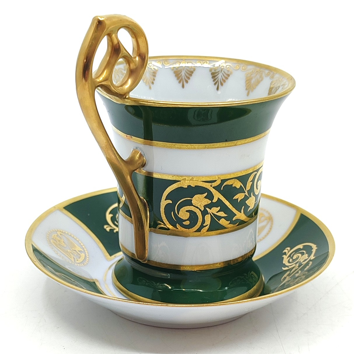 Voir photo 2 de Lot de 2 tasses à café en porcelaine de Limoges – décor vert & or – anses ajourées - style Empire Lot de 2 tasses à café en porcelaine de Limoges – décor vert & or – anses ajourées - style Empire Très bon état reconditionné photo 2