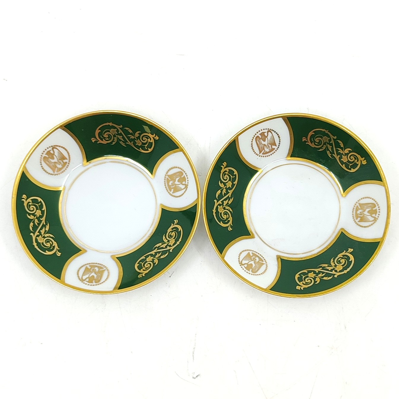 Voir photo 3 de Lot de 2 tasses à café en porcelaine de Limoges – décor vert & or – anses ajourées - style Empire Lot de 2 tasses à café en porcelaine de Limoges – décor vert & or – anses ajourées - style Empire Très bon état reconditionné photo 3