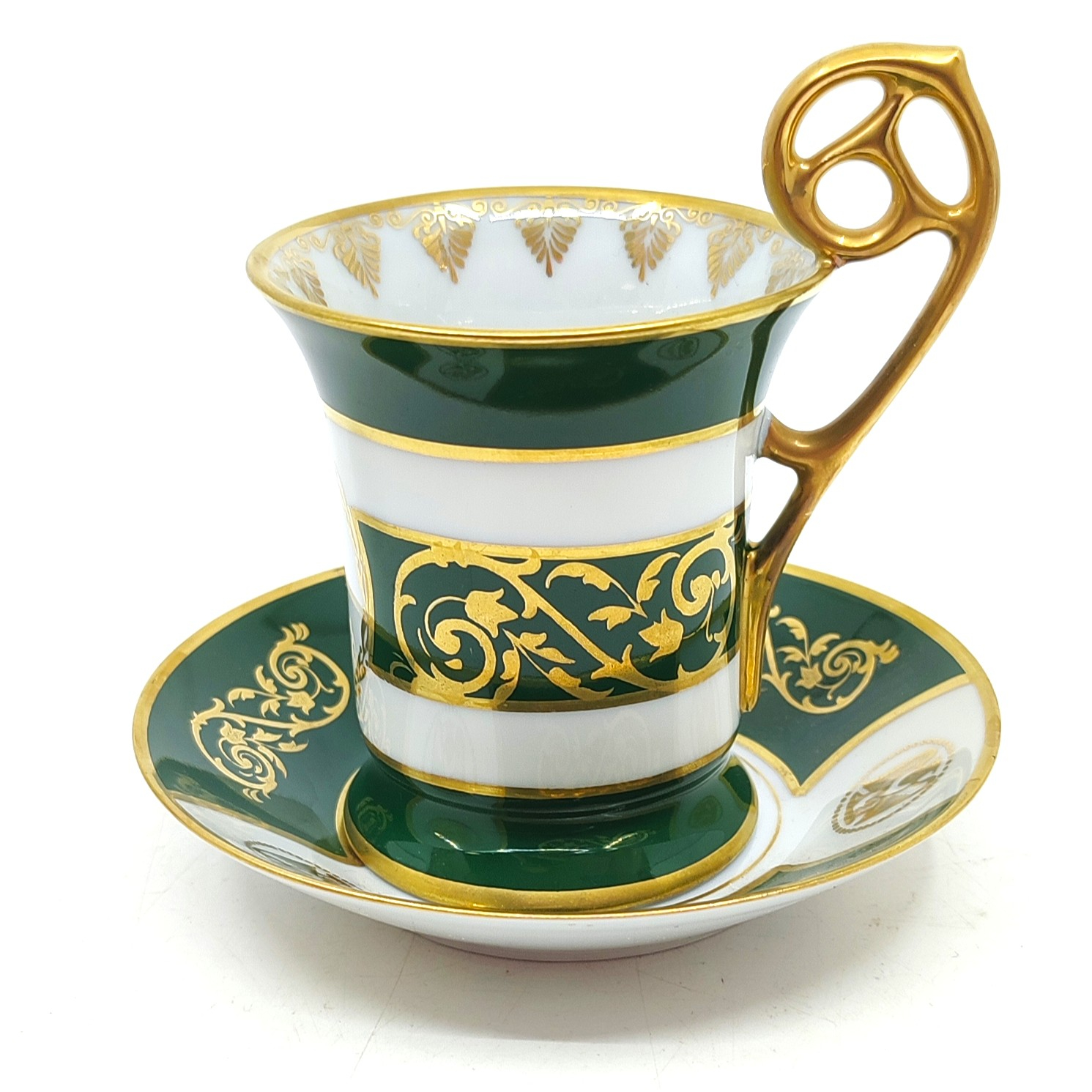 Voir photo 4 de Lot de 2 tasses à café en porcelaine de Limoges – décor vert & or – anses ajourées - style Empire Lot de 2 tasses à café en porcelaine de Limoges – décor vert & or – anses ajourées - style Empire Très bon état reconditionné photo 4