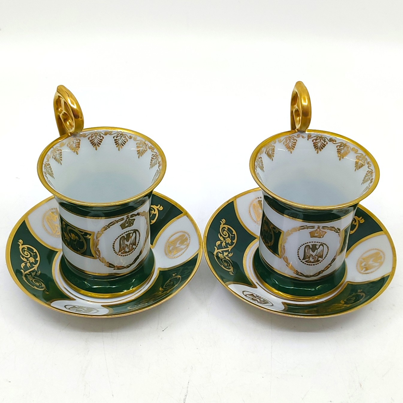 Voir photo 5 de Lot de 2 tasses à café en porcelaine de Limoges – décor vert & or – anses ajourées - style Empire Lot de 2 tasses à café en porcelaine de Limoges – décor vert & or – anses ajourées - style Empire Très bon état reconditionné photo 5