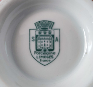 Voir photo 6 de Lot de 2 tasses à café en porcelaine de Limoges – décor vert & or – anses ajourées - style Empire Lot de 2 tasses à café en porcelaine de Limoges – décor vert & or – anses ajourées - style Empire Très bon état reconditionné photo 6