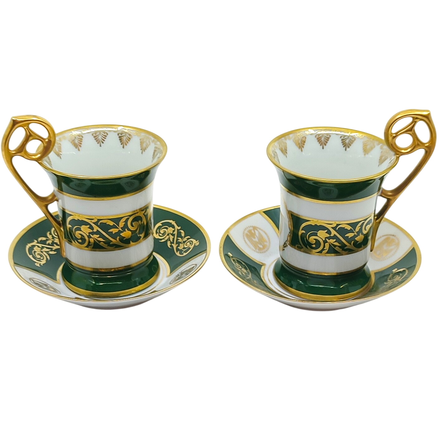 Lot de 2 tasses à café en porcelaine de Limoges – décor vert & or – anses ajourées - style Empire Très bon état - 22,50 € Lot de 2 tasses à café en porcelaine de Limoges – décor vert & or – anses ajourées - style Empire Très bon état reconditionné disponible sur Label Emmaüs
