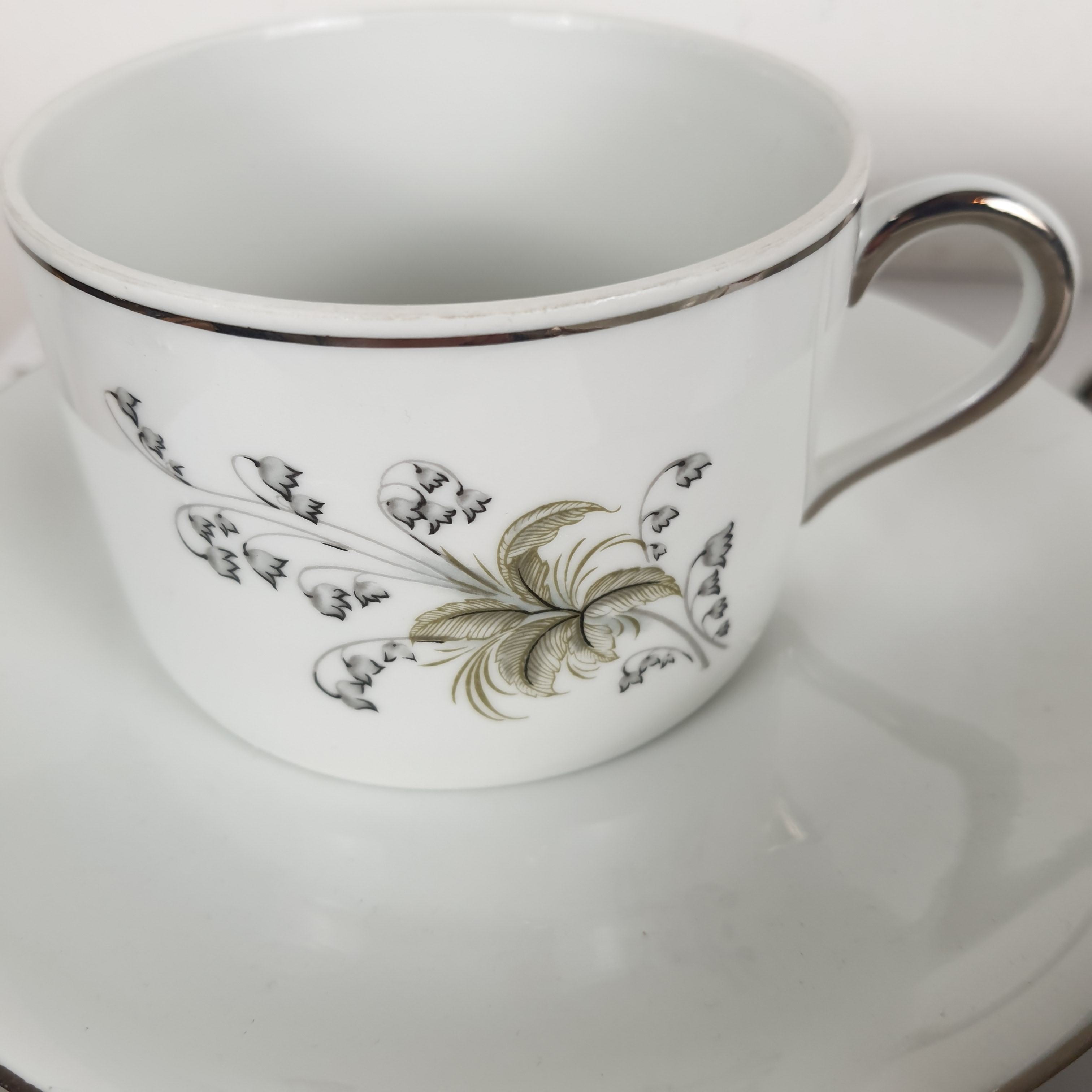 Voir photo 2 de Lot de 2 tasses à thé et leurs soucoupes ainsi qu'un petit bol - Porcelaine de Limoges Sofafils Lot de 2 tasses à thé et leurs soucoupes ainsi qu'un petit bol - Porcelaine de Limoges Sofafils Bon état reconditionné photo 2