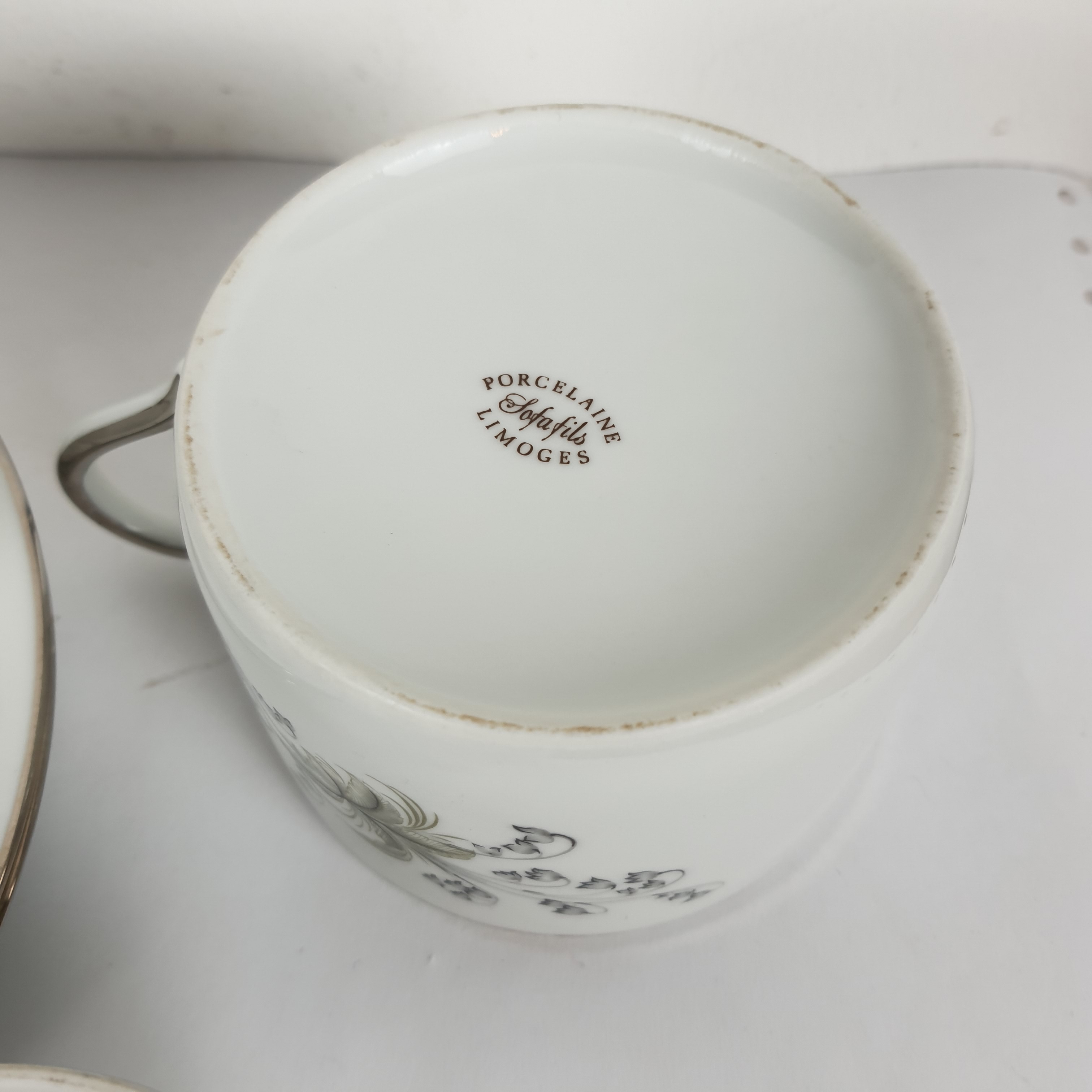 Voir photo 4 de Lot de 2 tasses à thé et leurs soucoupes ainsi qu'un petit bol - Porcelaine de Limoges Sofafils Lot de 2 tasses à thé et leurs soucoupes ainsi qu'un petit bol - Porcelaine de Limoges Sofafils Bon état reconditionné photo 4