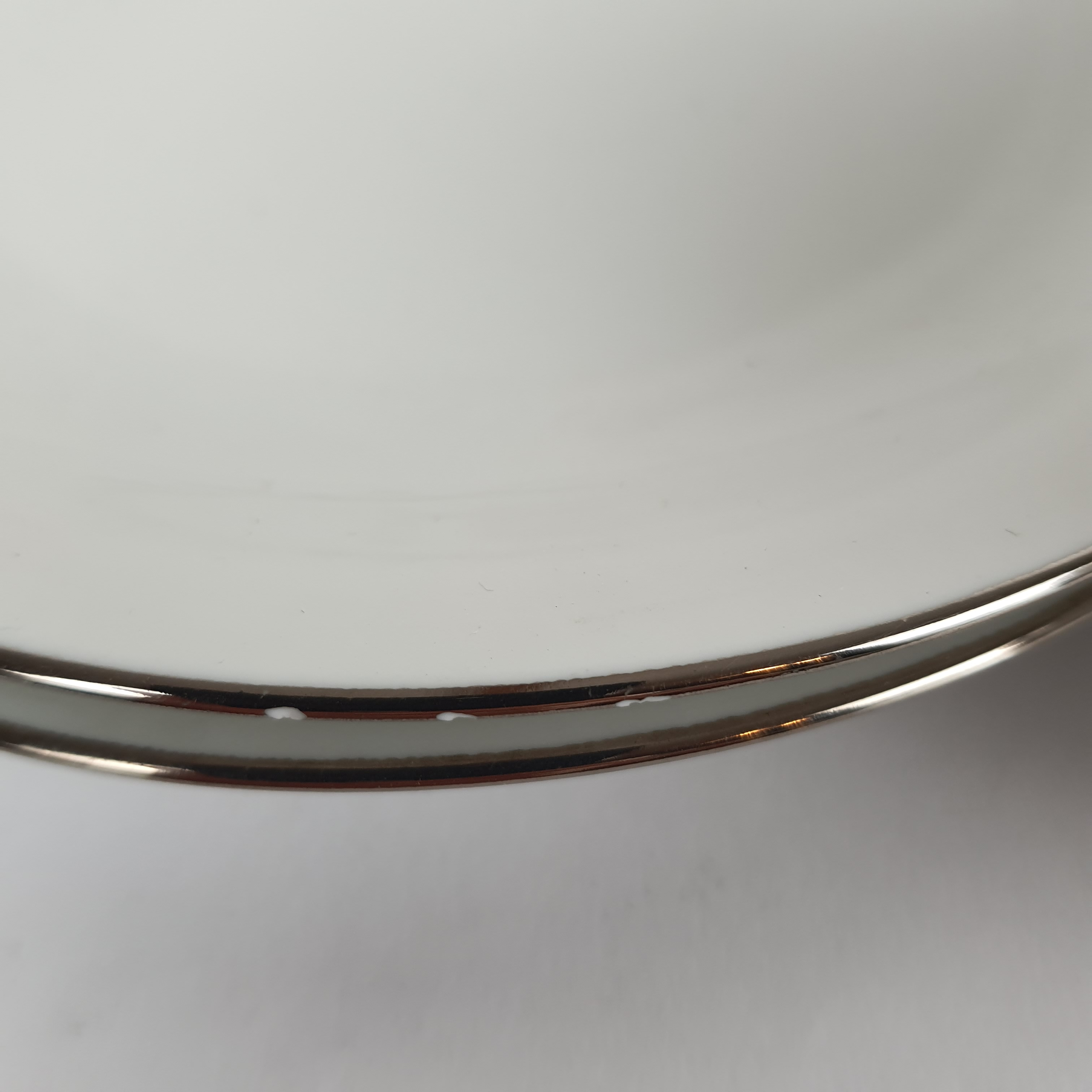 Voir photo 5 de Lot de 2 tasses à thé et leurs soucoupes ainsi qu'un petit bol - Porcelaine de Limoges Sofafils Lot de 2 tasses à thé et leurs soucoupes ainsi qu'un petit bol - Porcelaine de Limoges Sofafils Bon état reconditionné photo 5