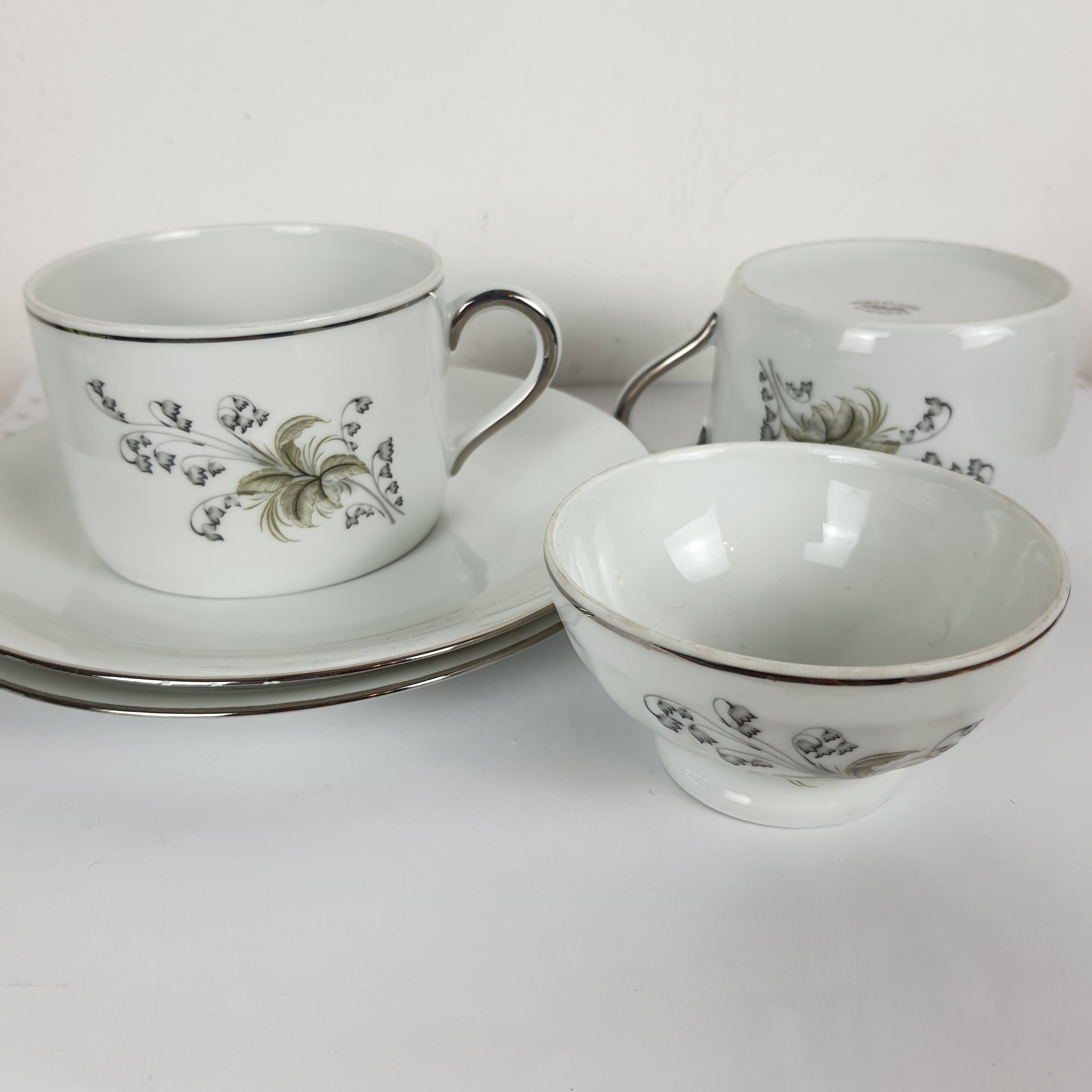 Lot de 2 tasses à thé et leurs soucoupes ainsi qu'un petit bol - Porcelaine de Limoges Sofafils Bon état - 16,24 € Lot de 2 tasses à thé et leurs soucoupes ainsi qu'un petit bol - Porcelaine de Limoges Sofafils Bon état reconditionné disponible sur Label Emmaüs