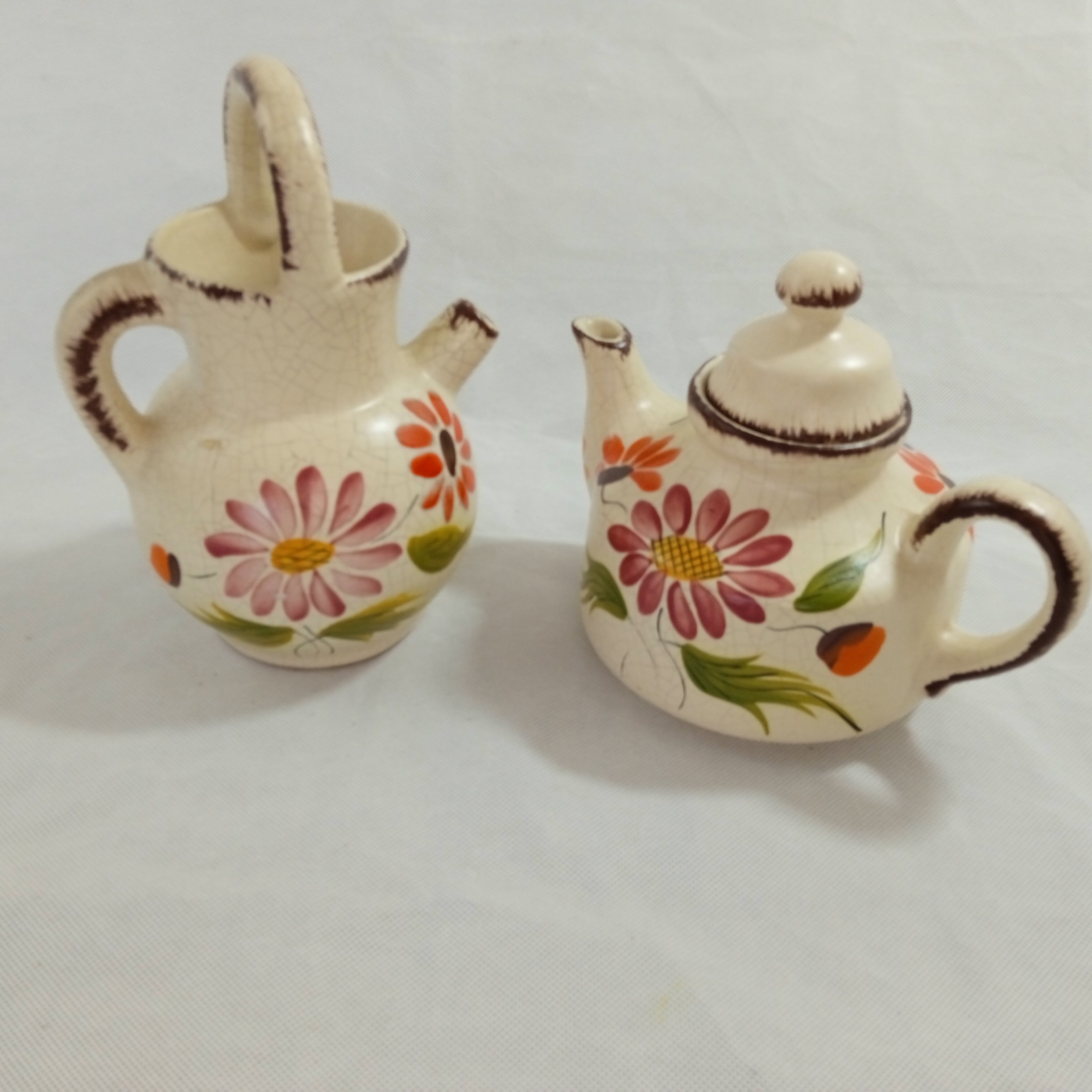 Voir photo 2 de Lot de 2 théière et cruche en poterie décor fait main signée Lot de 2 théière et cruche en poterie décor fait main signée Très bon état reconditionné photo 2