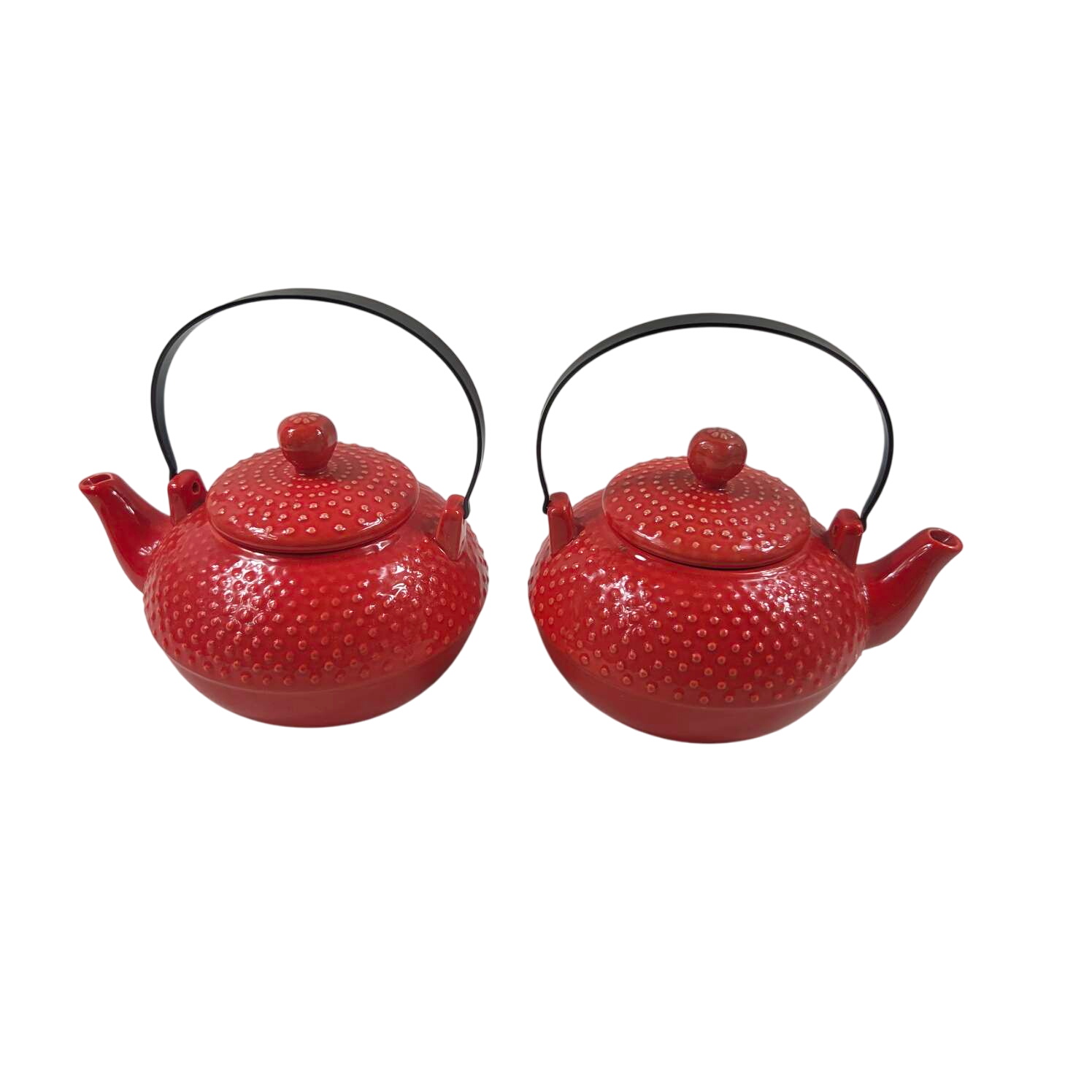 Lot de 2 théières rouges en Céramique Très bon état - 27,00 € Lot de 2 théières rouges en Céramique Très bon état reconditionné disponible sur Label Emmaüs