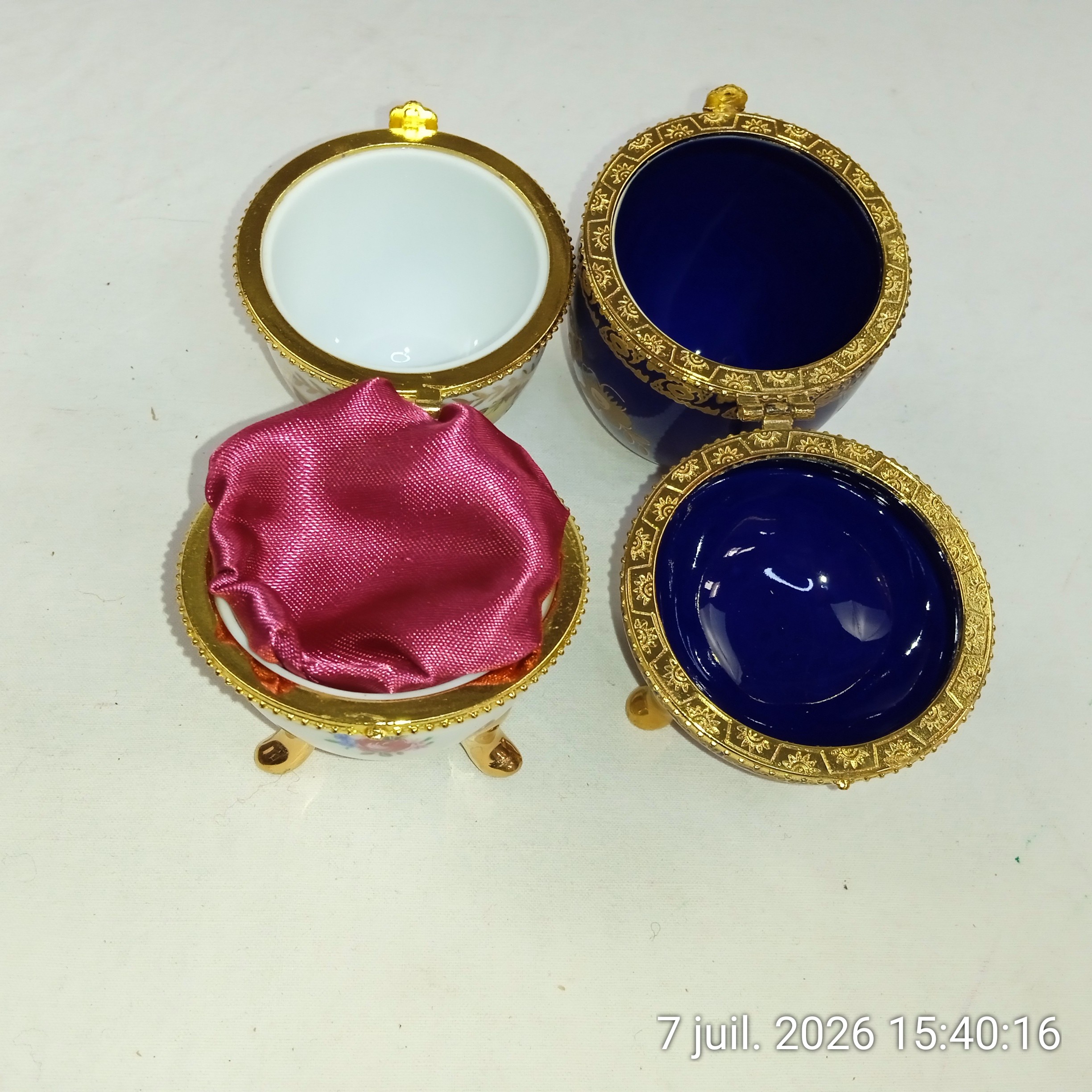 Voir photo 2 de Lot de 2 œufs en porcelaine sur pieds style Fabergé Lot de 2 œufs en porcelaine sur pieds style Fabergé reconditionné photo 2