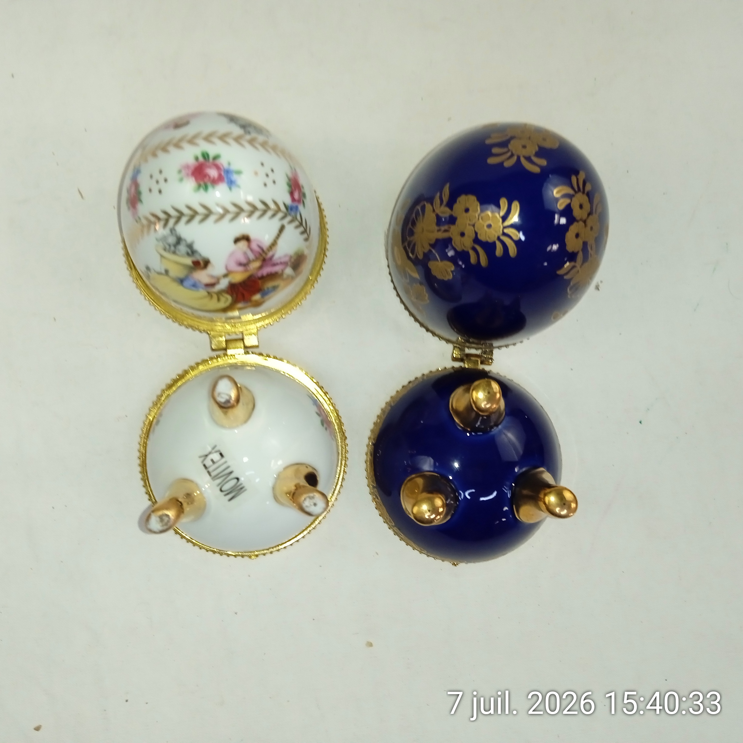 Voir photo 3 de Lot de 2 œufs en porcelaine sur pieds style Fabergé Lot de 2 œufs en porcelaine sur pieds style Fabergé reconditionné photo 3