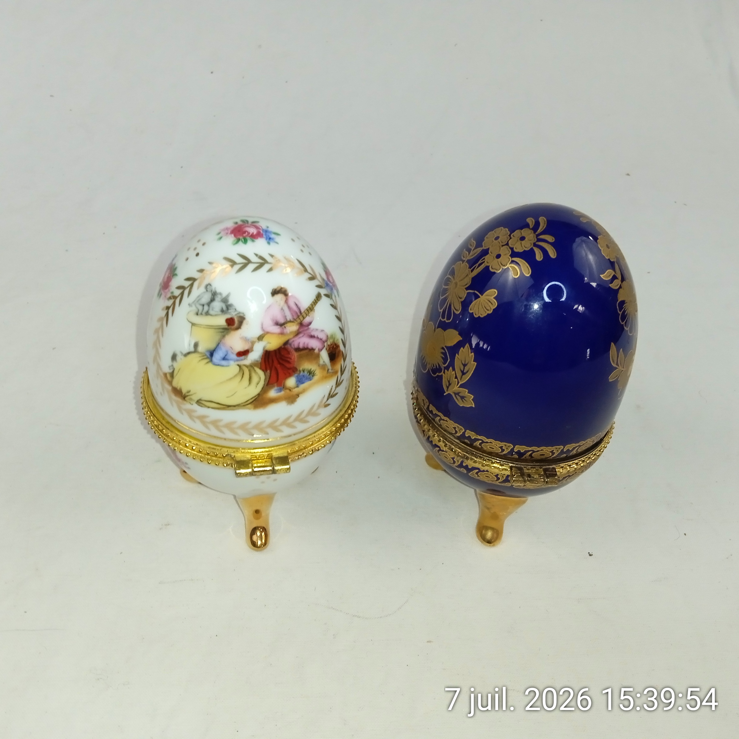 Voir photo 4 de Lot de 2 œufs en porcelaine sur pieds style Fabergé Lot de 2 œufs en porcelaine sur pieds style Fabergé reconditionné photo 4