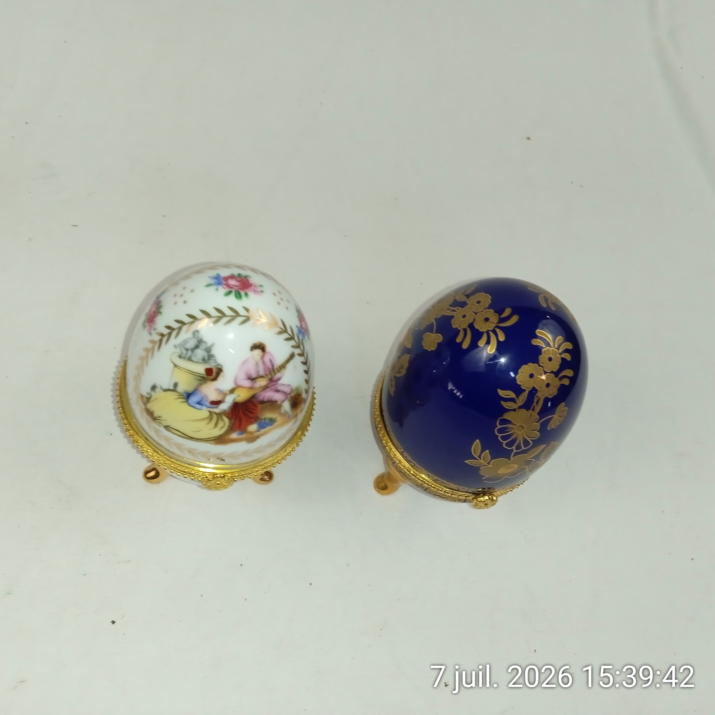 Voir photo 5 de Lot de 2 œufs en porcelaine sur pieds style Fabergé Lot de 2 œufs en porcelaine sur pieds style Fabergé reconditionné photo 5