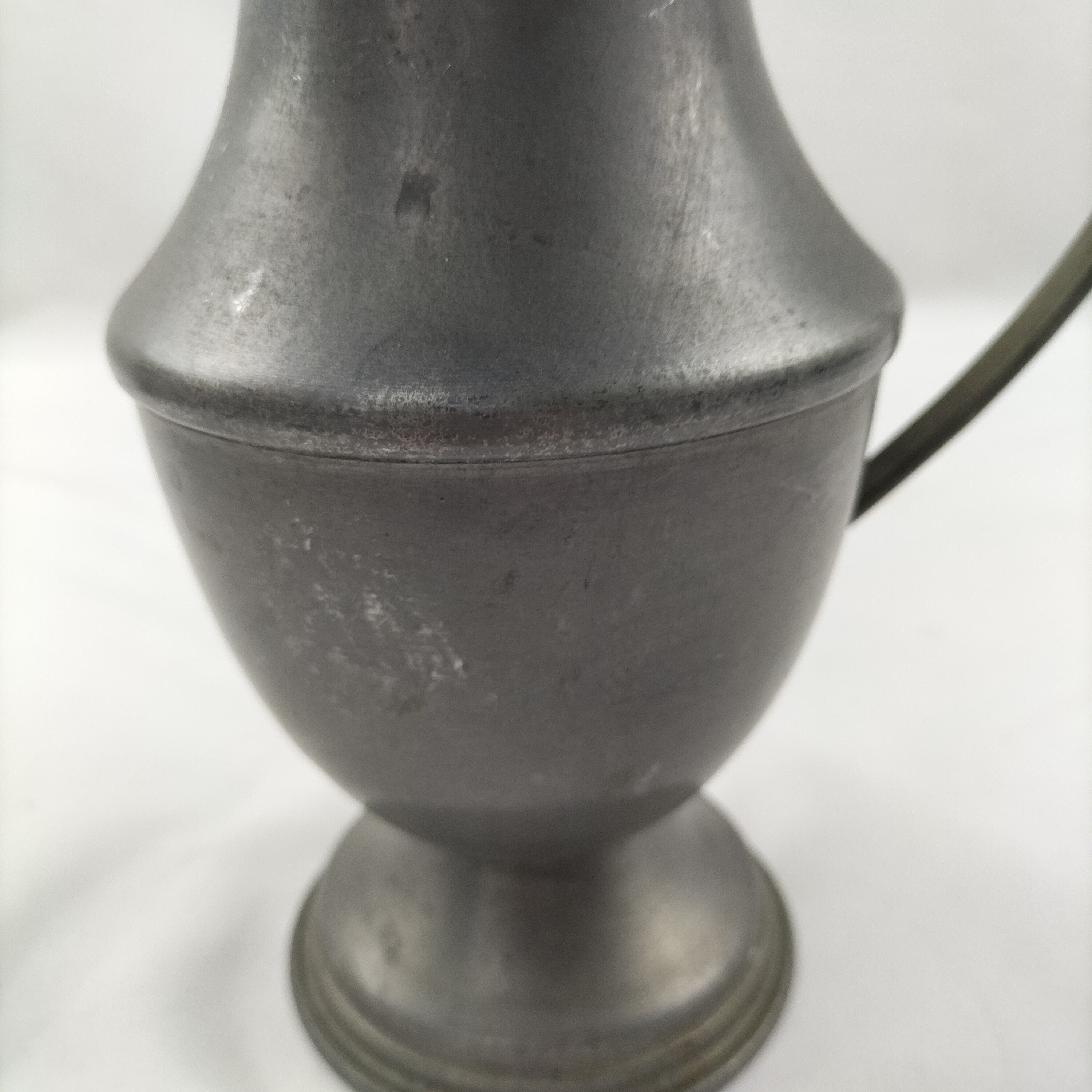 Voir photo 16 de Lot de 2 vases décoratifs en étain et étain plus cuivre Lot de 2 vases décoratifs en étain et étain plus cuivre Bon état reconditionné photo 16