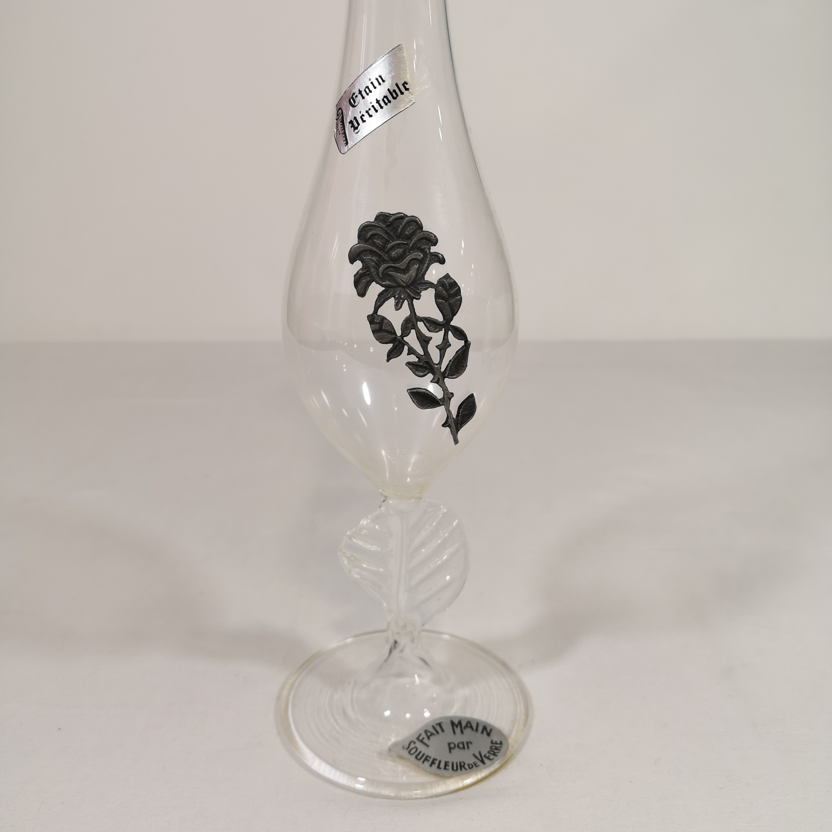 Voir photo 2 de Lot de 2 vases soliflore en verre soufflé avec décoration en étain Lot de 2 vases soliflore en verre soufflé avec décoration en étain Très bon état reconditionné photo 2