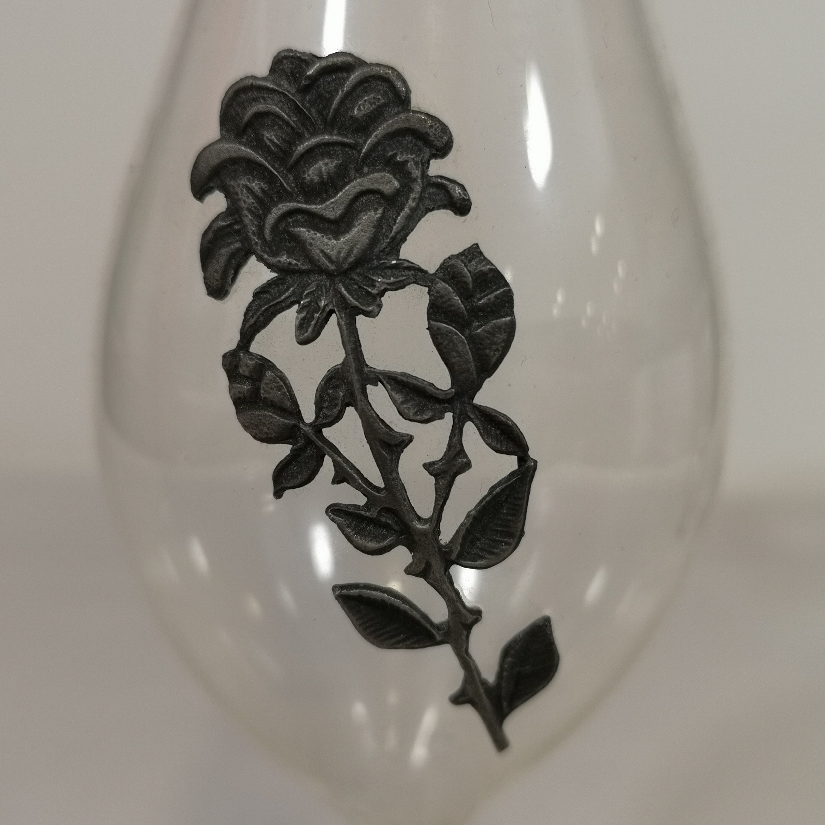 Voir photo 3 de Lot de 2 vases soliflore en verre soufflé avec décoration en étain Lot de 2 vases soliflore en verre soufflé avec décoration en étain Très bon état reconditionné photo 3