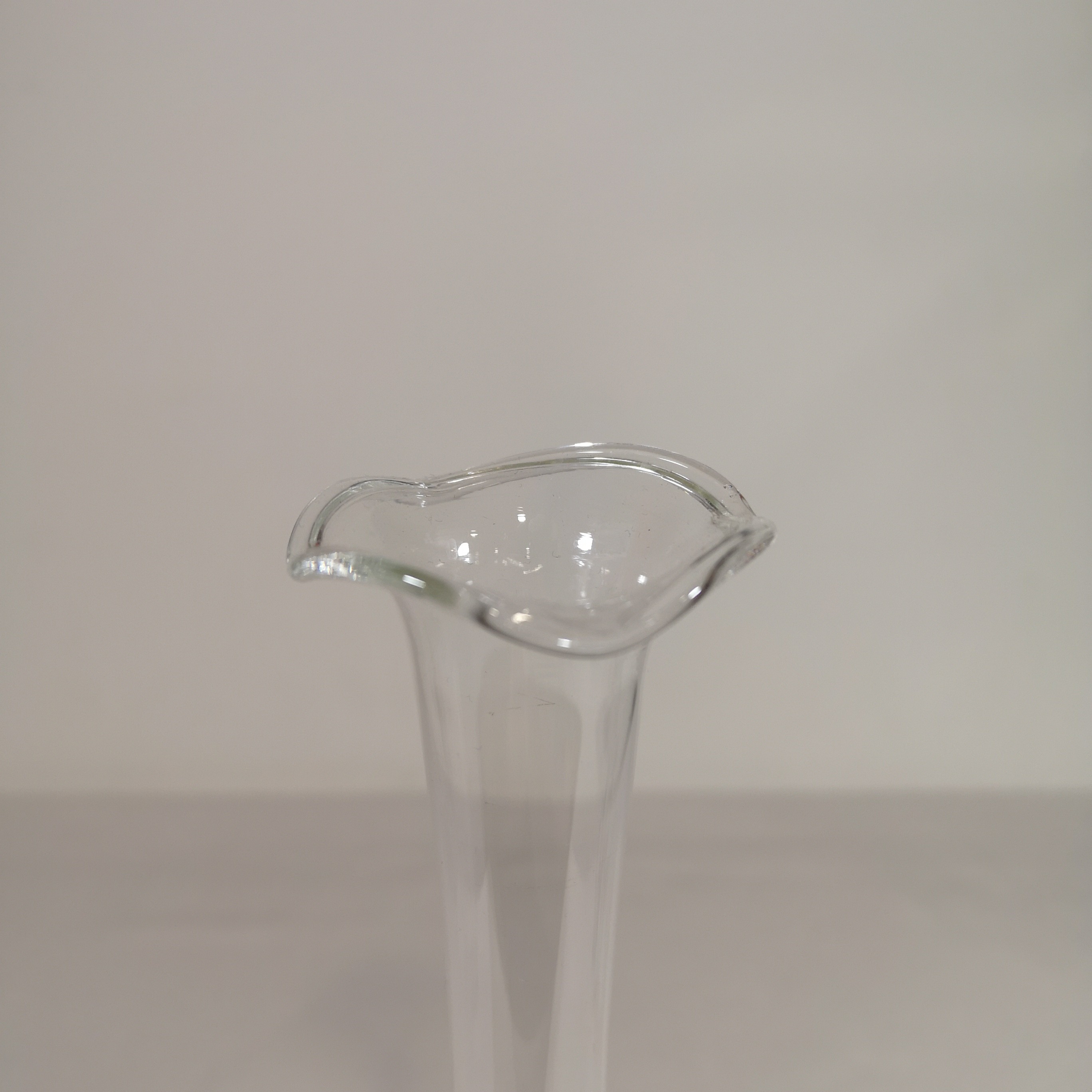 Voir photo 4 de Lot de 2 vases soliflore en verre soufflé avec décoration en étain Lot de 2 vases soliflore en verre soufflé avec décoration en étain Très bon état reconditionné photo 4