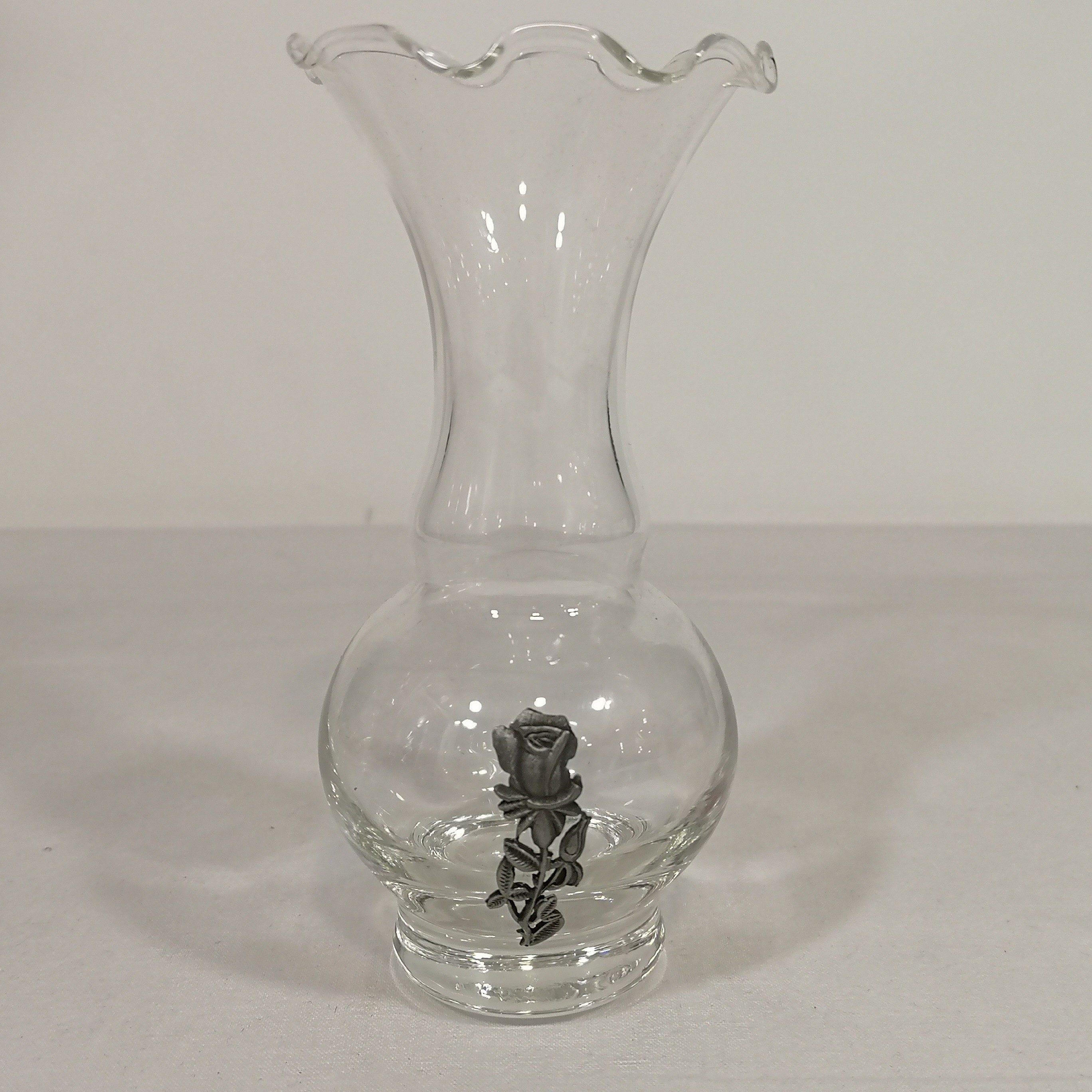 Voir photo 5 de Lot de 2 vases soliflore en verre soufflé avec décoration en étain Lot de 2 vases soliflore en verre soufflé avec décoration en étain Très bon état reconditionné photo 5