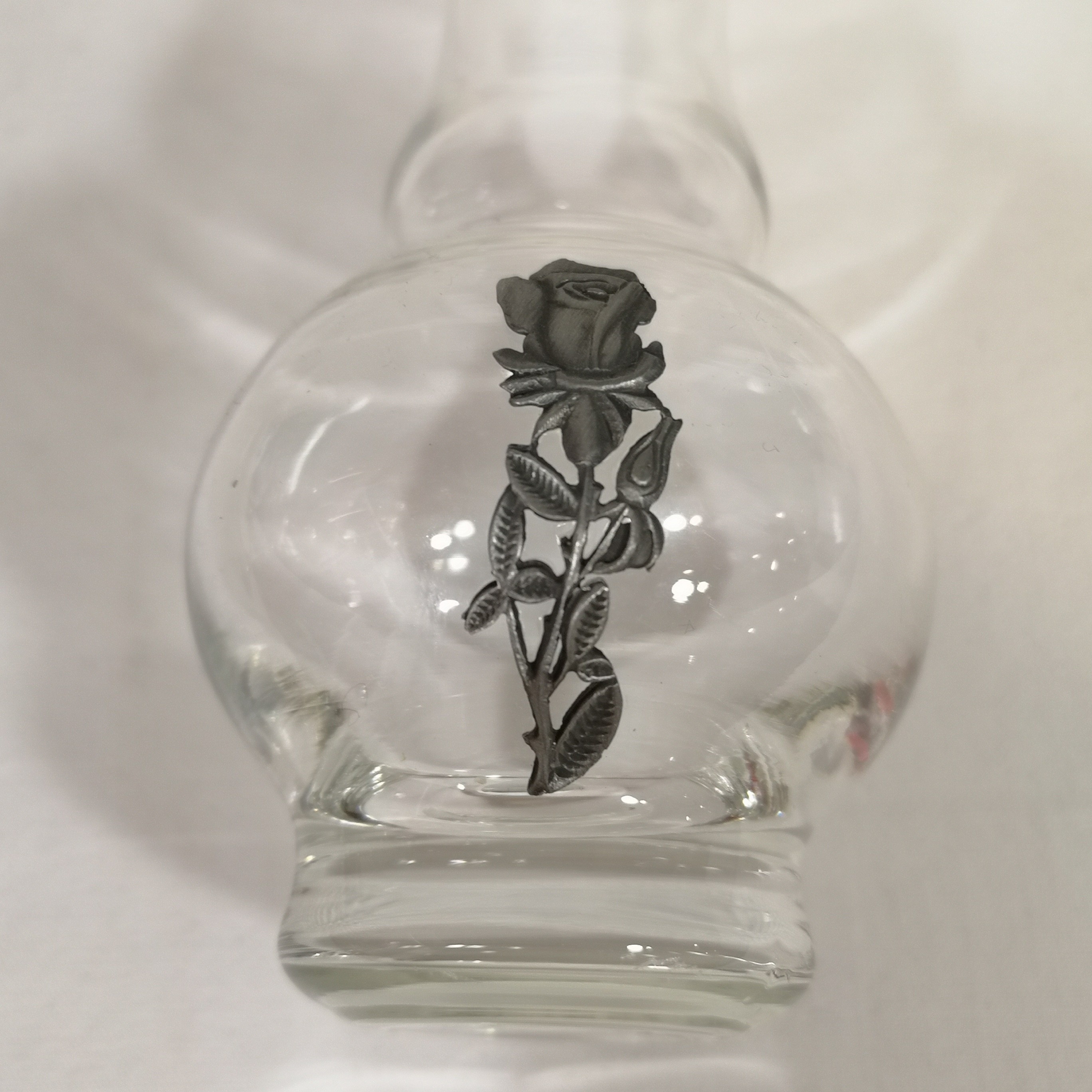 Voir photo 6 de Lot de 2 vases soliflore en verre soufflé avec décoration en étain Lot de 2 vases soliflore en verre soufflé avec décoration en étain Très bon état reconditionné photo 6
