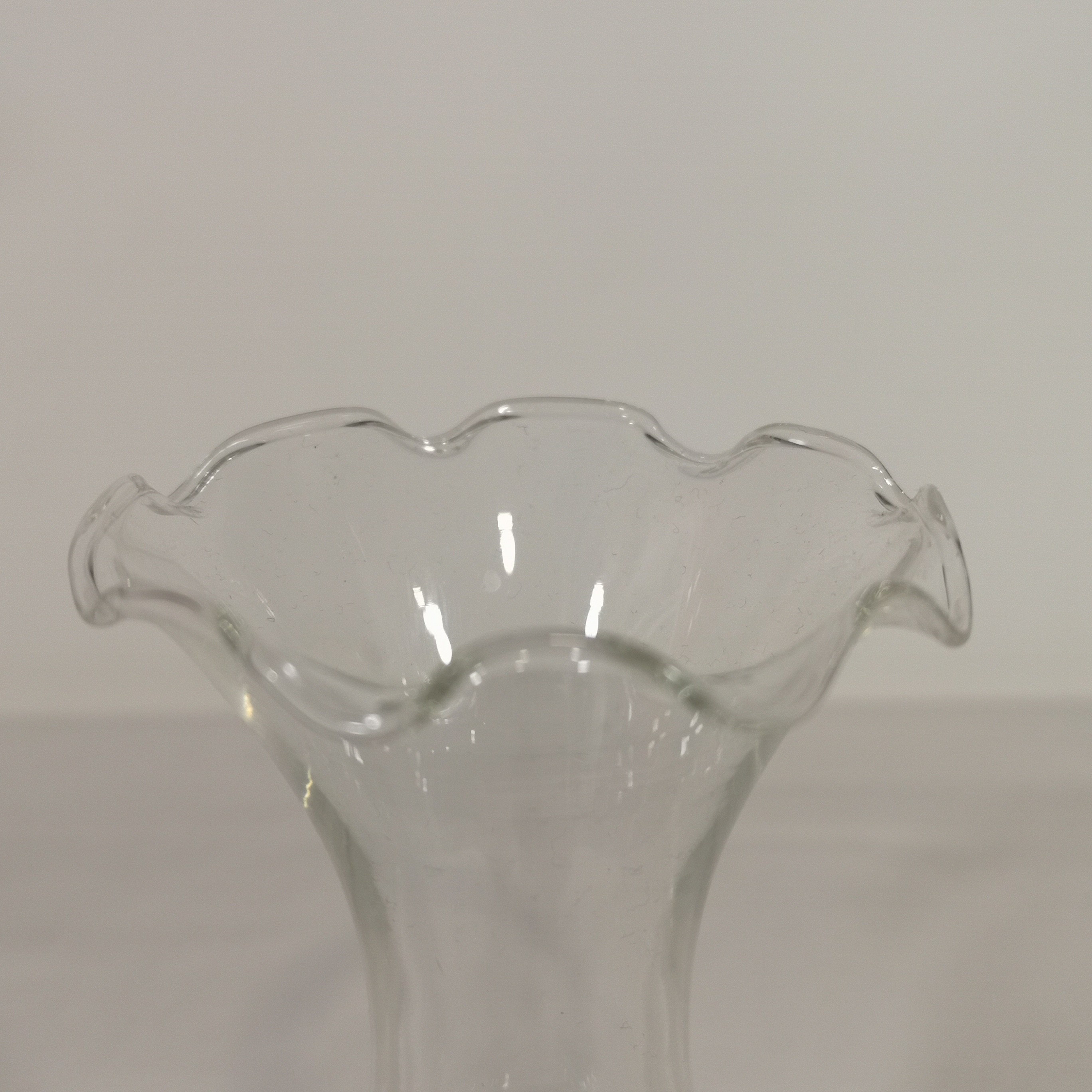 Voir photo 7 de Lot de 2 vases soliflore en verre soufflé avec décoration en étain Lot de 2 vases soliflore en verre soufflé avec décoration en étain Très bon état reconditionné photo 7