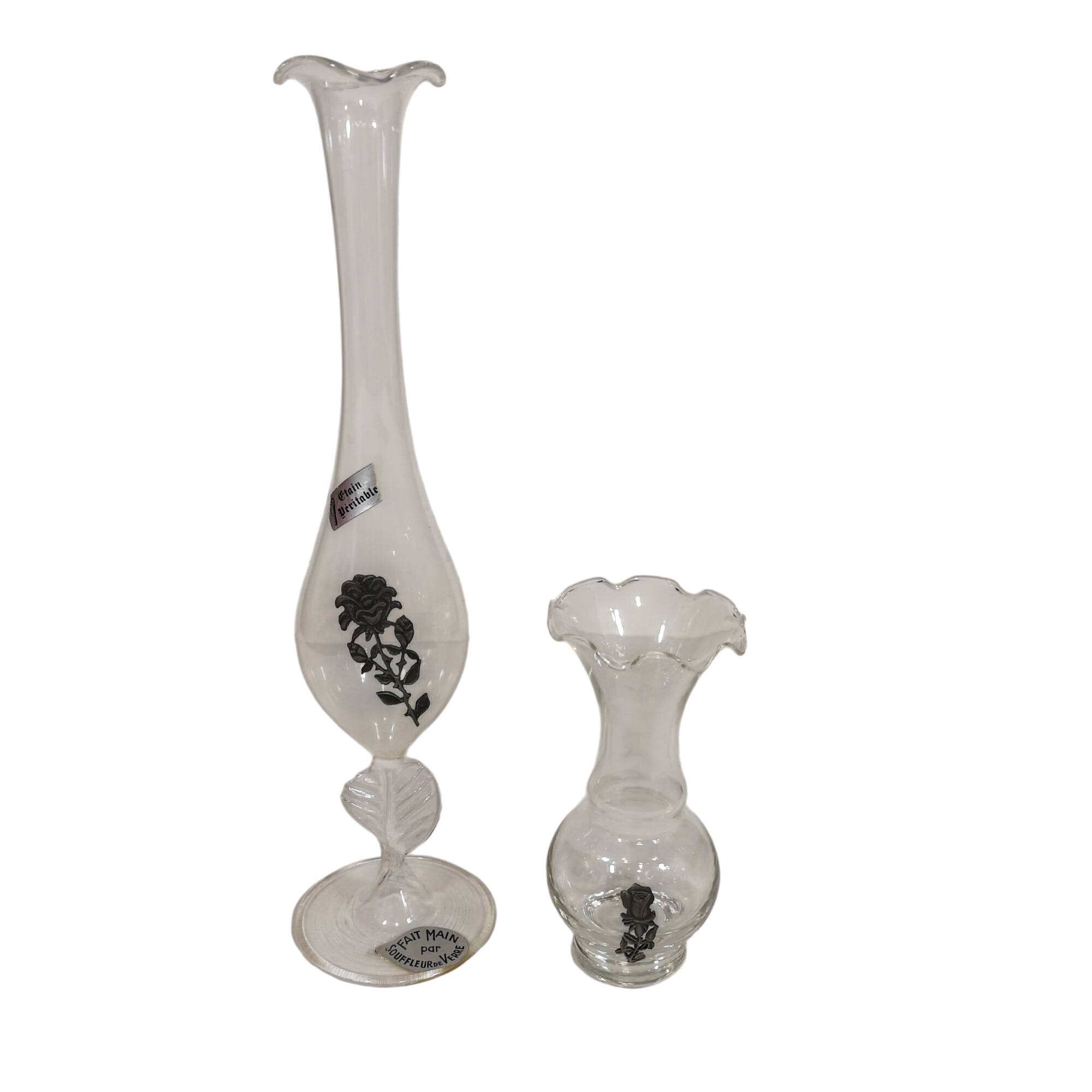 Acheter Lot de 2 vases soliflore en verre soufflé avec décoration en étain Très bon état - 18,00 € Lot de 2 vases soliflore en verre soufflé avec décoration en étain Très bon état reconditionné disponible sur Label Emmaüs