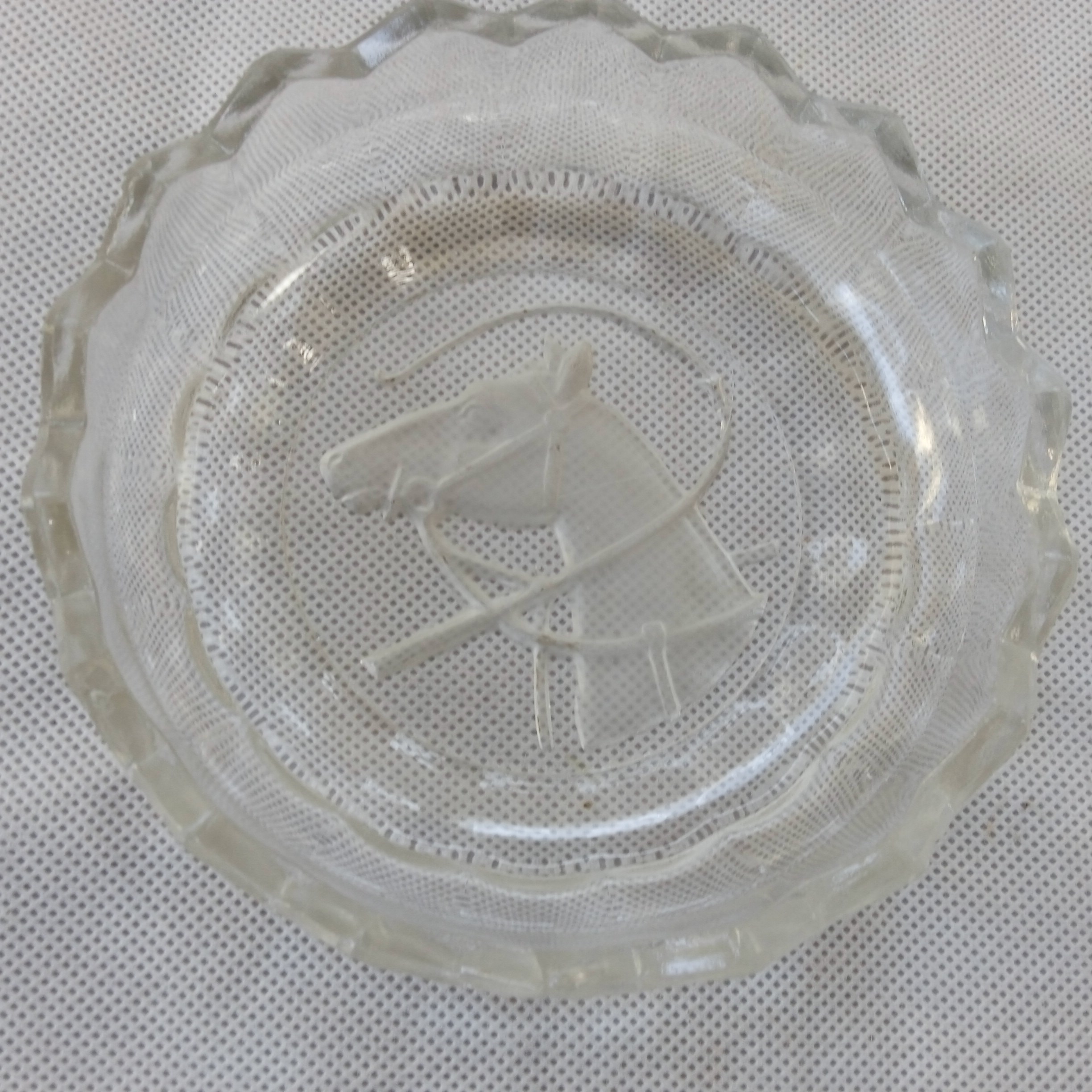 Voir photo 2 de Lot de 2 Vide poche / Cendrier / coupelle décor cheval en cristal poli satiné Tchécoslovaquie Lot de 2 Vide poche / Cendrier / coupelle décor cheval en cristal poli satiné Tchécoslovaquie reconditionné photo 2