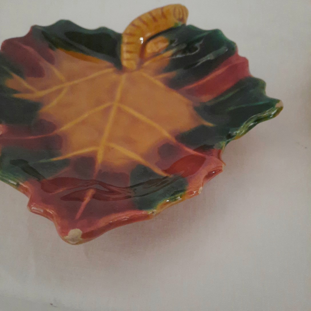 Voir photo 2 de Lot de 2 vide-poches en forme de feuilles en céramique artisanale dont 1 Vallauris . Lot de 2 vide-poches en forme de feuilles en céramique artisanale dont 1 Vallauris . reconditionné photo 2