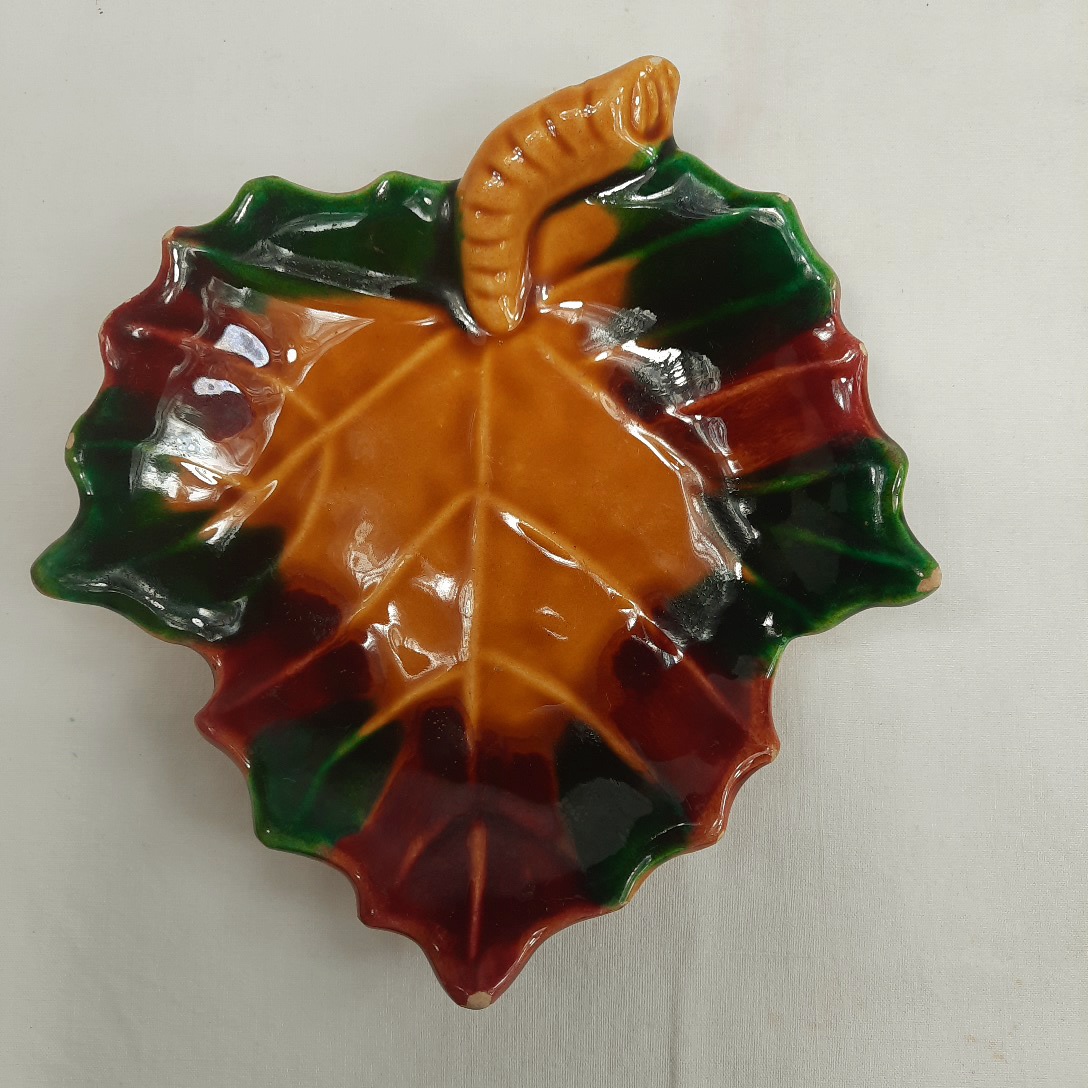 Voir photo 3 de Lot de 2 vide-poches en forme de feuilles en céramique artisanale dont 1 Vallauris . Lot de 2 vide-poches en forme de feuilles en céramique artisanale dont 1 Vallauris . reconditionné photo 3