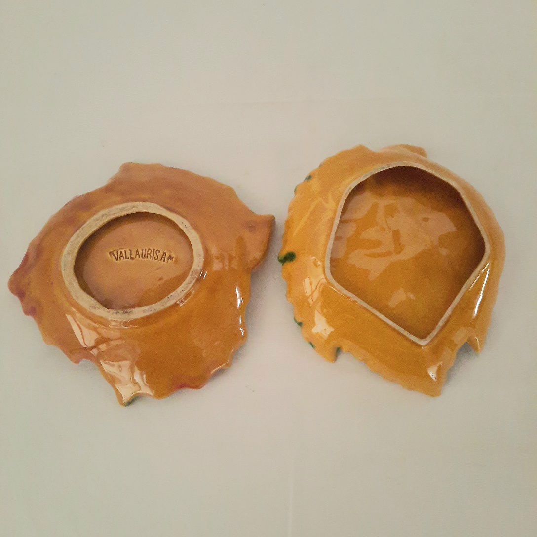 Voir photo 4 de Lot de 2 vide-poches en forme de feuilles en céramique artisanale dont 1 Vallauris . Lot de 2 vide-poches en forme de feuilles en céramique artisanale dont 1 Vallauris . reconditionné photo 4