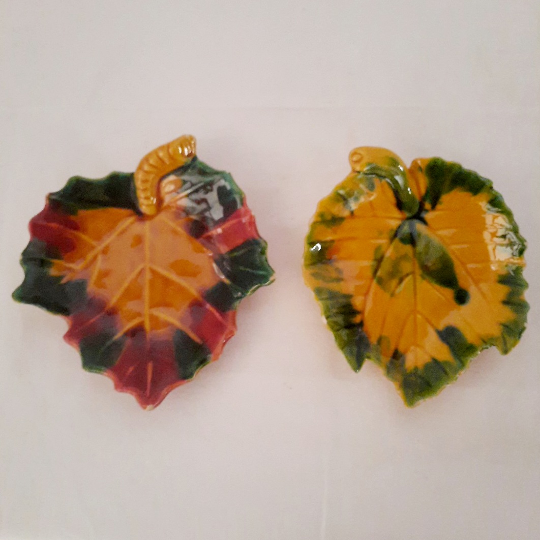 Lot de 2 vide-poches en forme de feuilles en céramique artisanale dont 1 Vallauris . - 20,00 € Lot de 2 vide-poches en forme de feuilles en céramique artisanale dont 1 Vallauris . reconditionné disponible sur Label Emmaüs